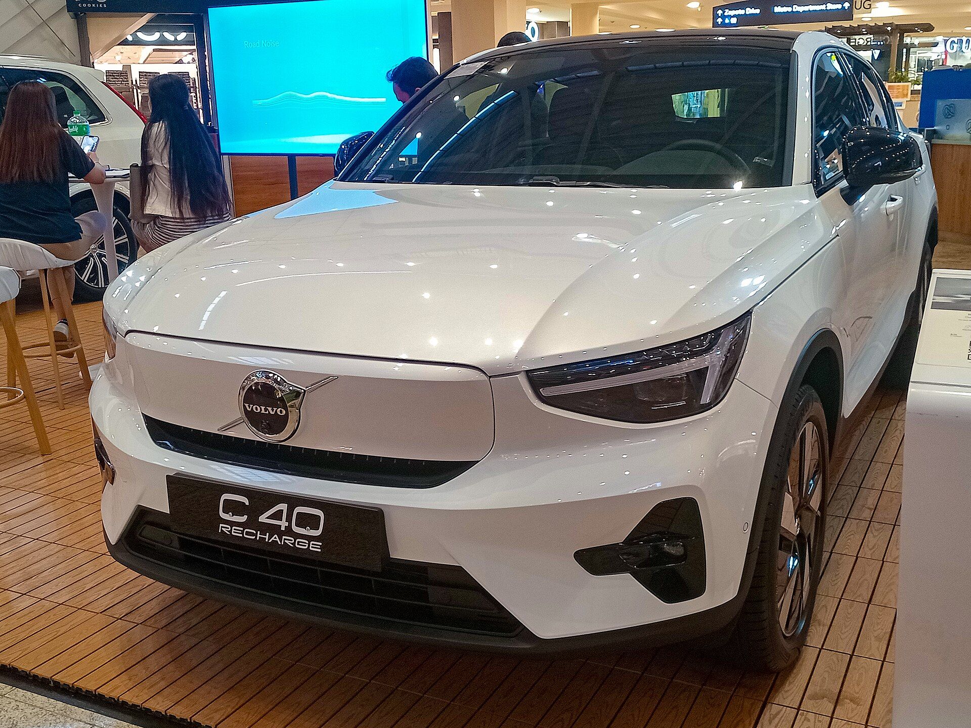 Volvo EC40 (C40 Recharge facelift) önden üç çeyrek görünüm