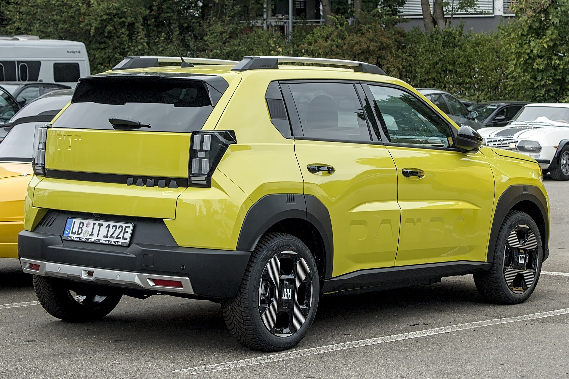 Sarı Fiat Grande Panda Elektrikli, arka üç çeyrek görünüm