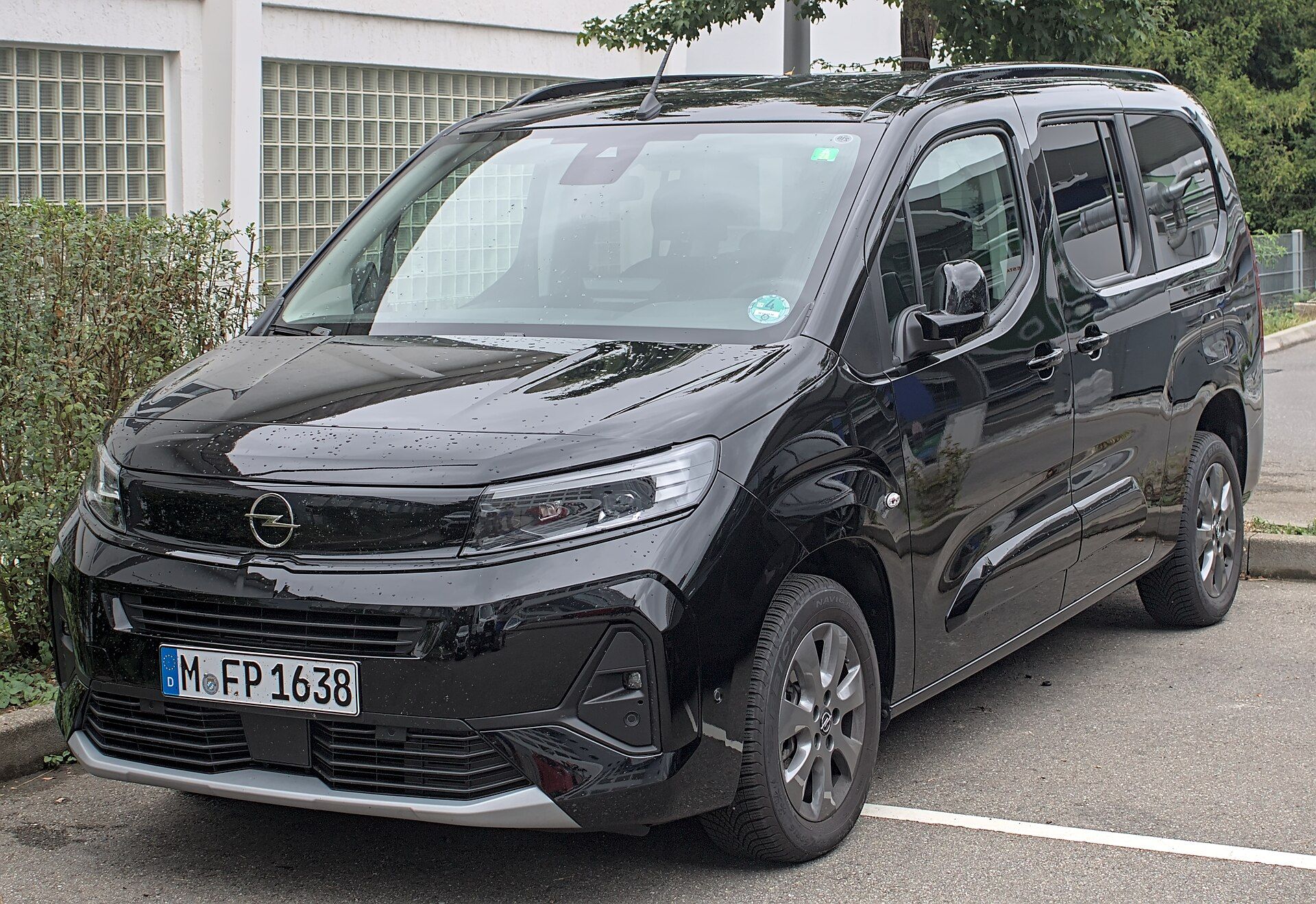 Opel Combo (2023 yüz güncellemesi sonrası kasa), ön çapraz görünüm; gövde Combo Electric ile ortak, fotoğraftaki güç aktarım organı belirtilmemiştir