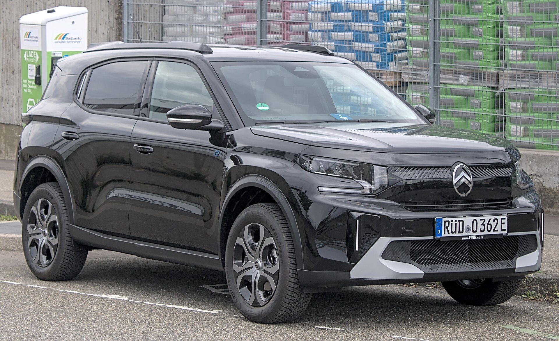 Siyah Citroën ë-C3 Aircross, ön sağ çapraz görünüm