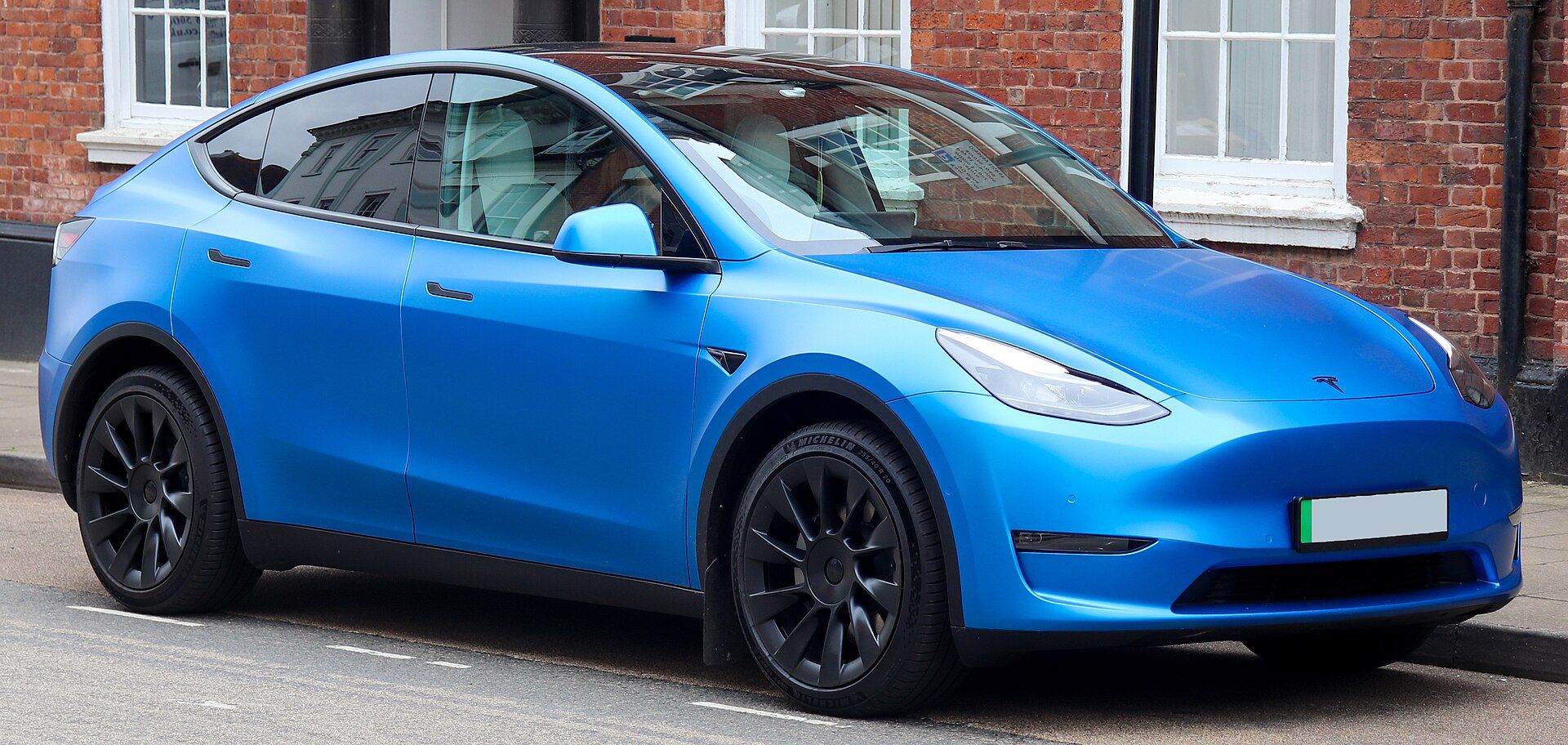 Mavi 2022 Tesla Model Y Long Range AWD, ön çapraz görünüm