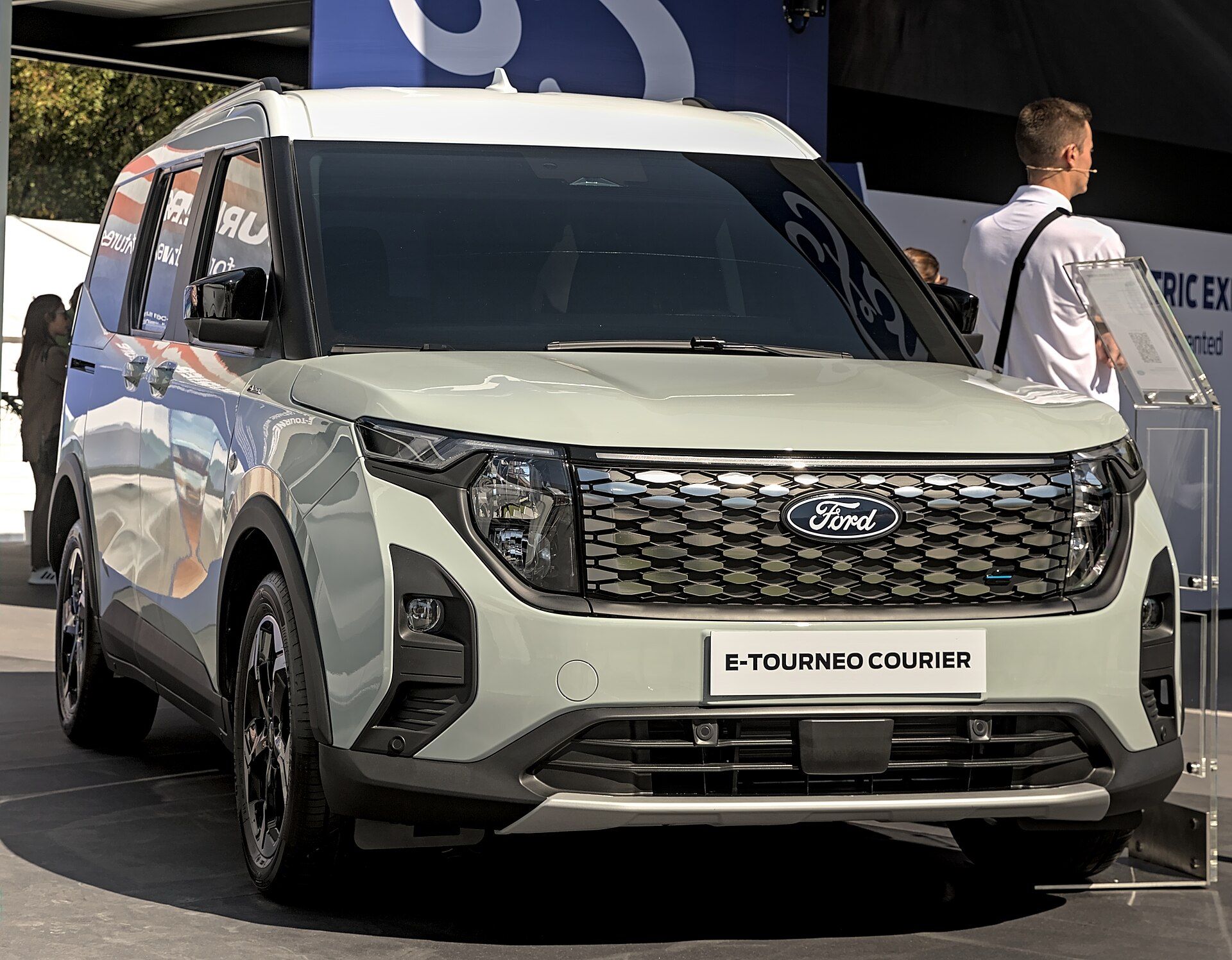 Ford E-Tourneo Courier, IAA Münih 2023 fuarında ön çapraz görünüm