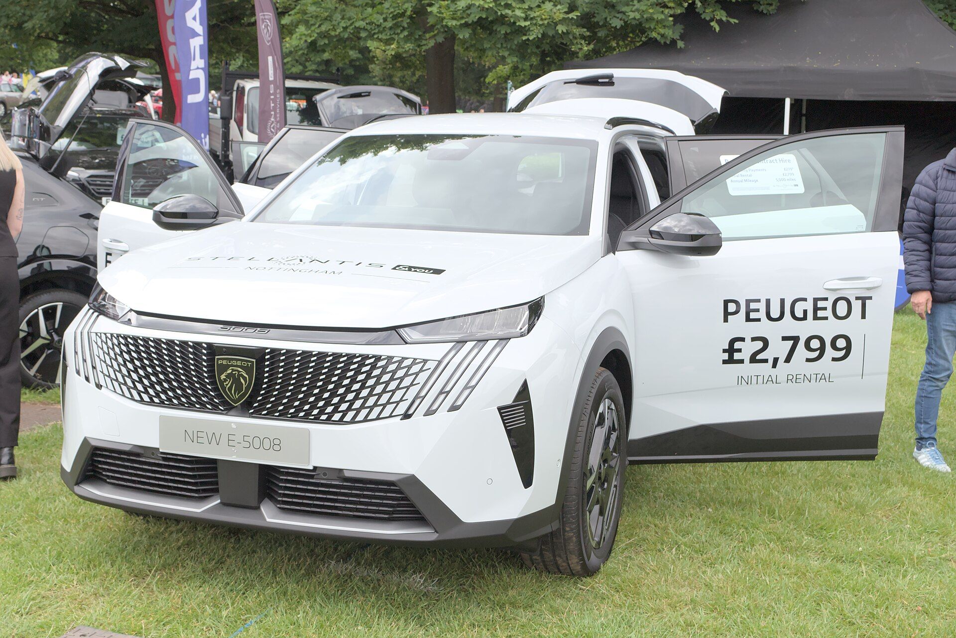 Beyaz Peugeot E-5008, ön çapraz görünüm; Nottingham Motor Show 2026