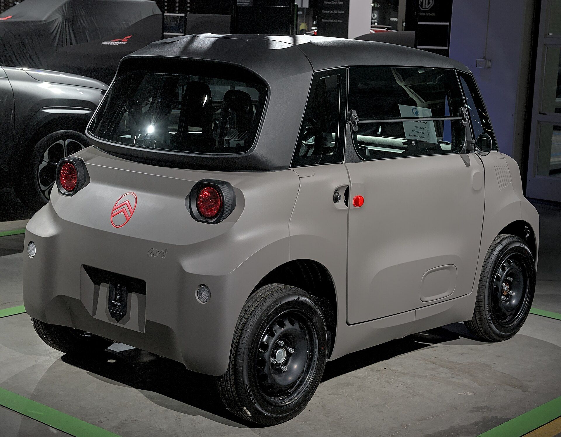 Haki yenilenmiş Citroën Ami (2025), arka sol çapraz görünüm