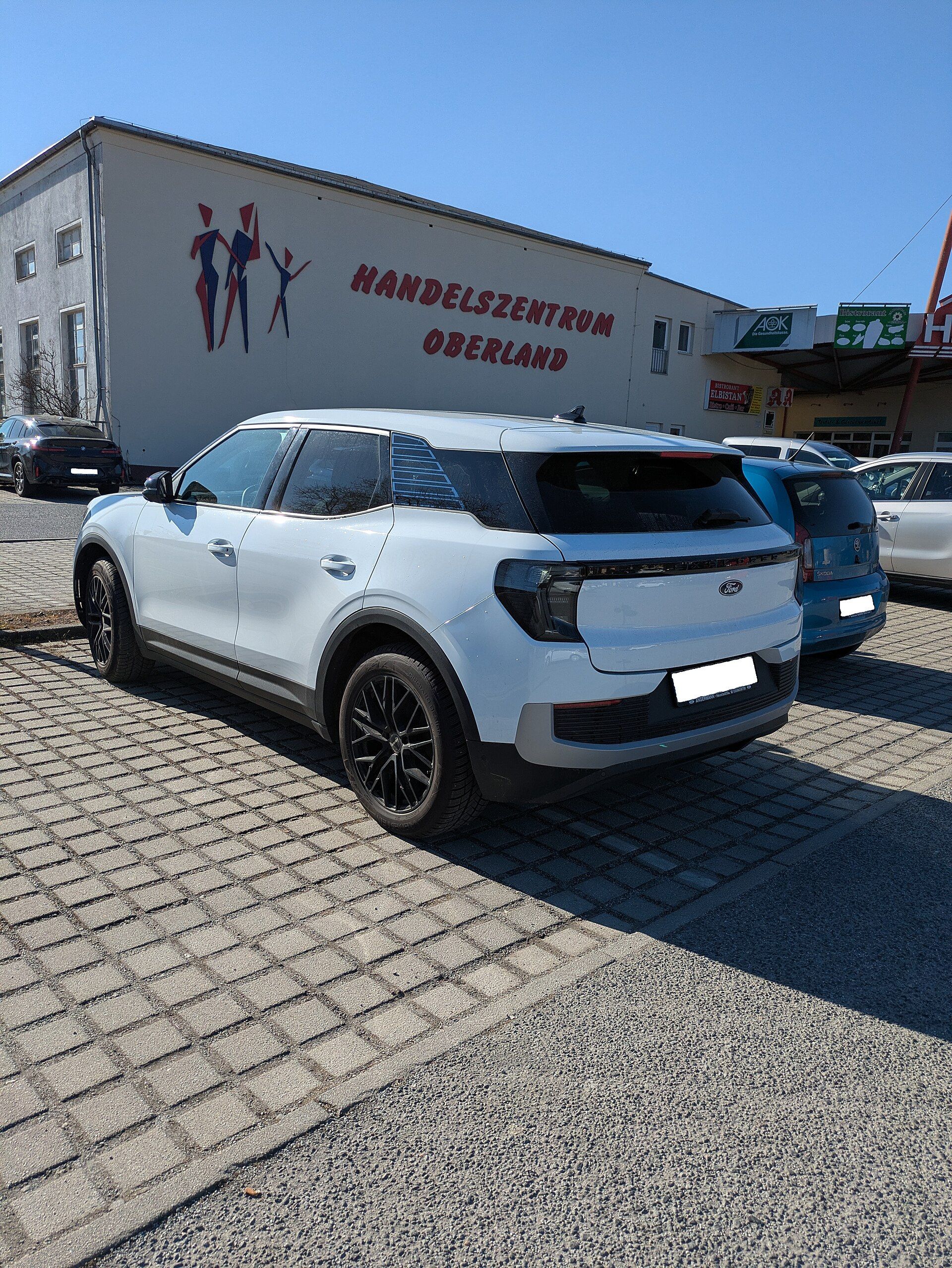 Beyaz Ford Explorer EV, arka görünüm