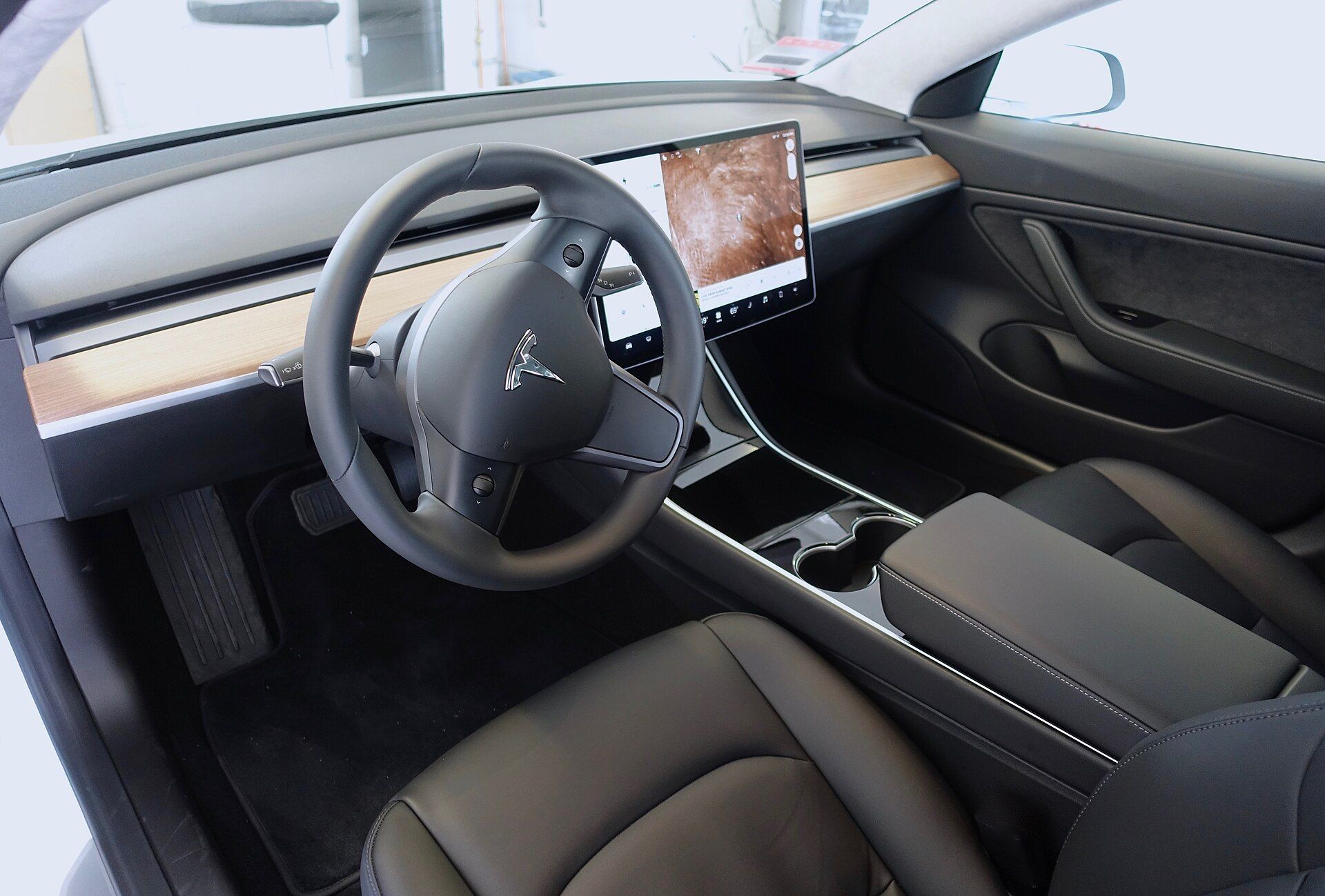 Makyaj öncesi Tesla Model 3 iç mekânı: ahşap kaplamalı gösterge paneli ve 15 inç ekran