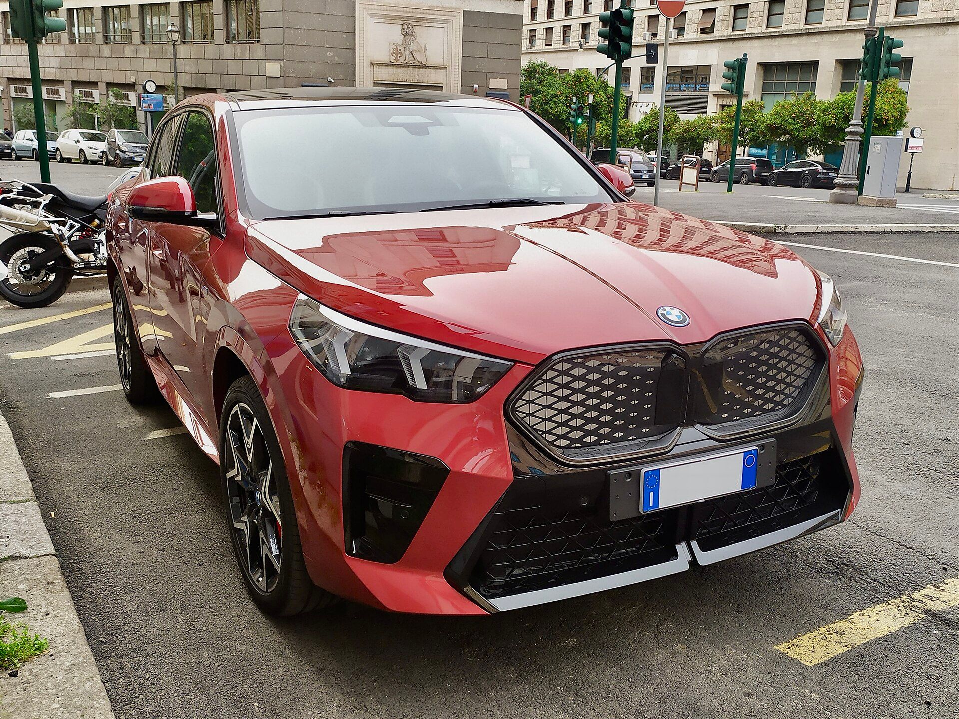 BMW iX2, yandan görünüm