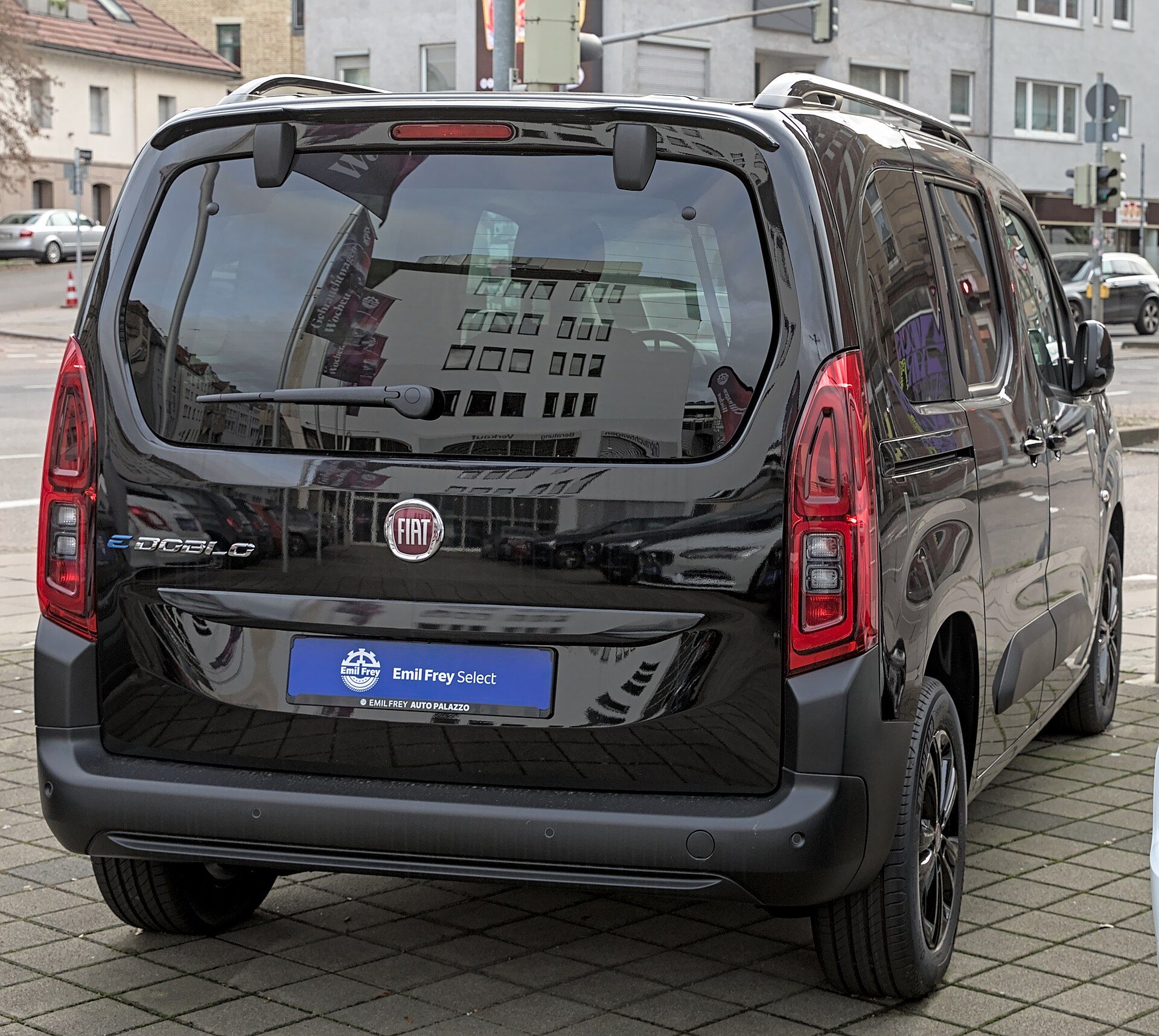 Siyah Fiat E-Doblò, arka görünüm