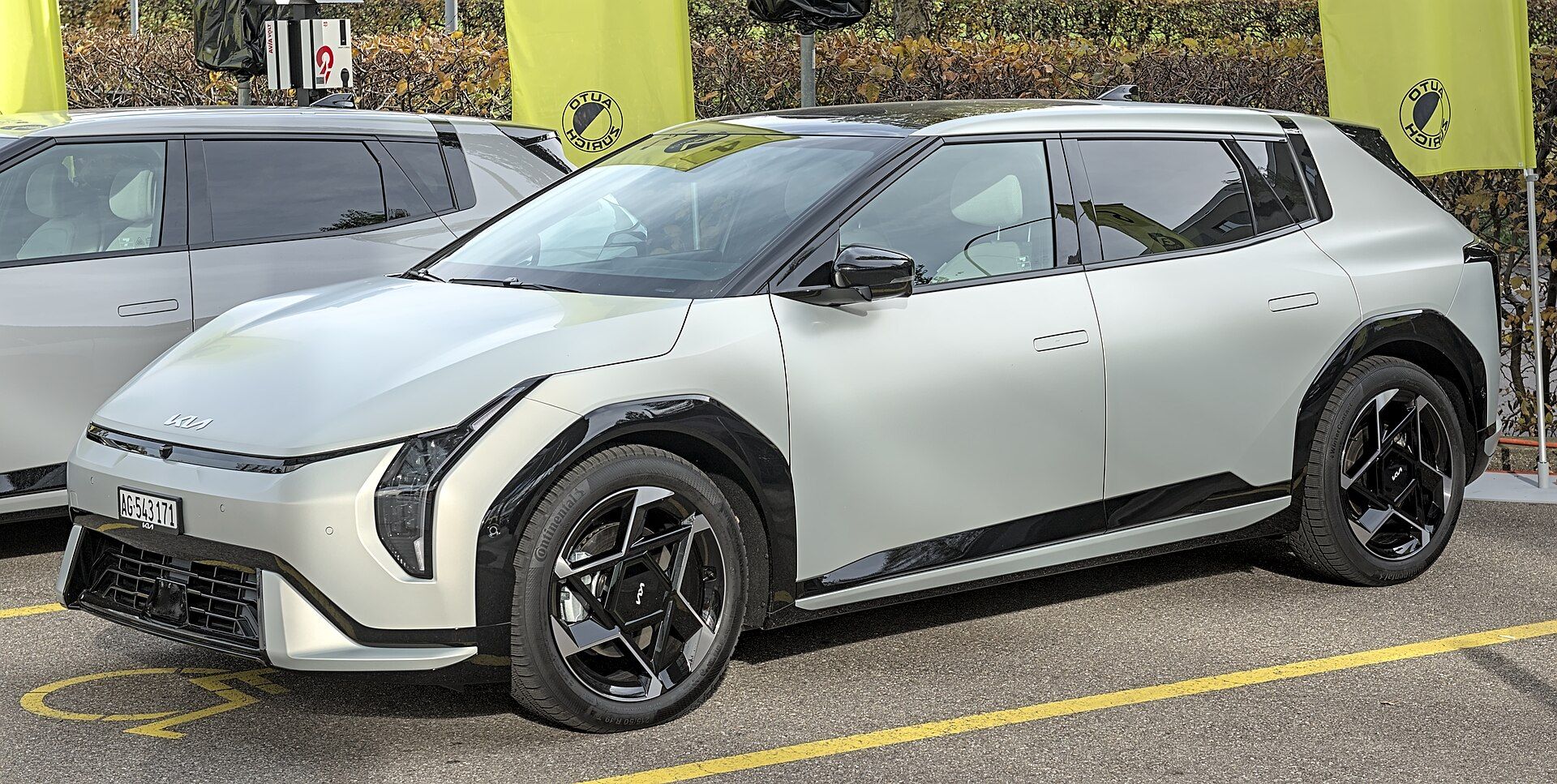 Kia EV4 GT-Line hatchback önden yan görünüm