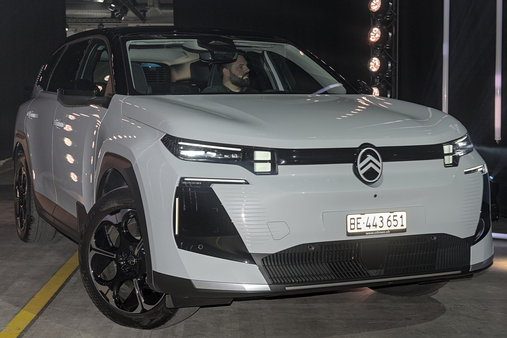 Beyaz Citroën ë-C5 Aircross, ön görünüm ve yeni oval logo