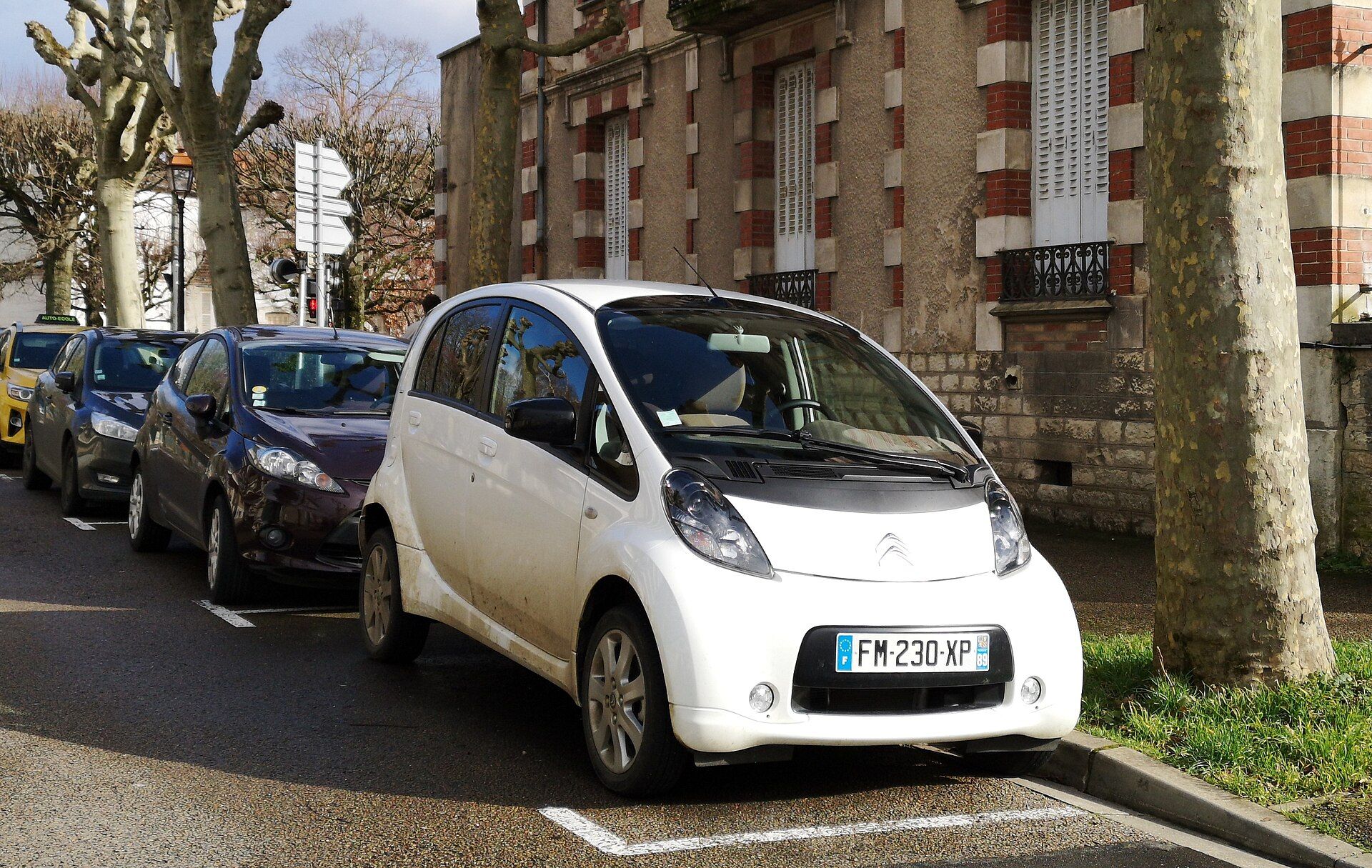 Beyaz Citroën C-Zero, ön çapraz görünüm (başka bir örnek)