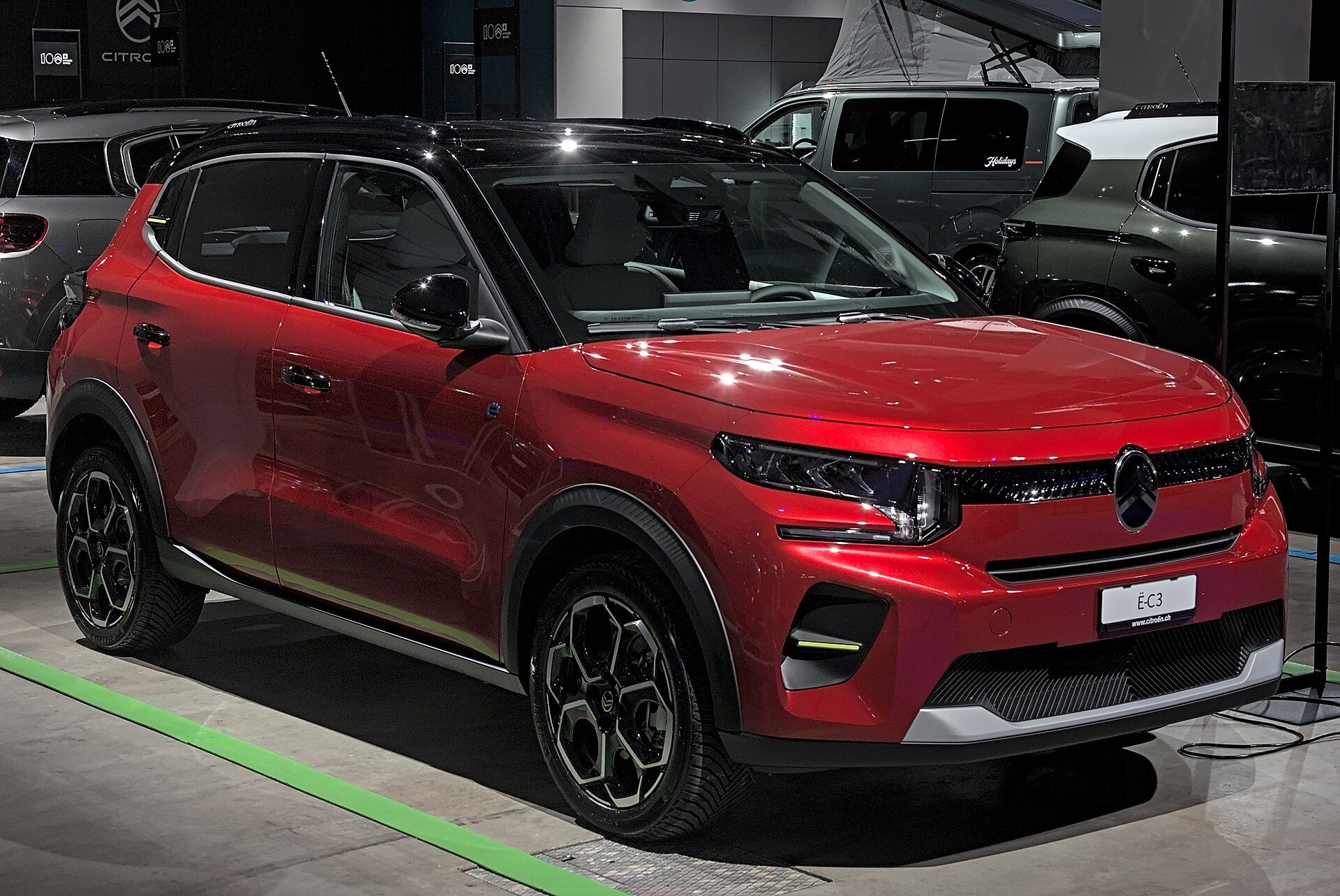 Kırmızı Citroën ë-C3, ön sağ çapraz görünüm (Auto Zürich 2024)