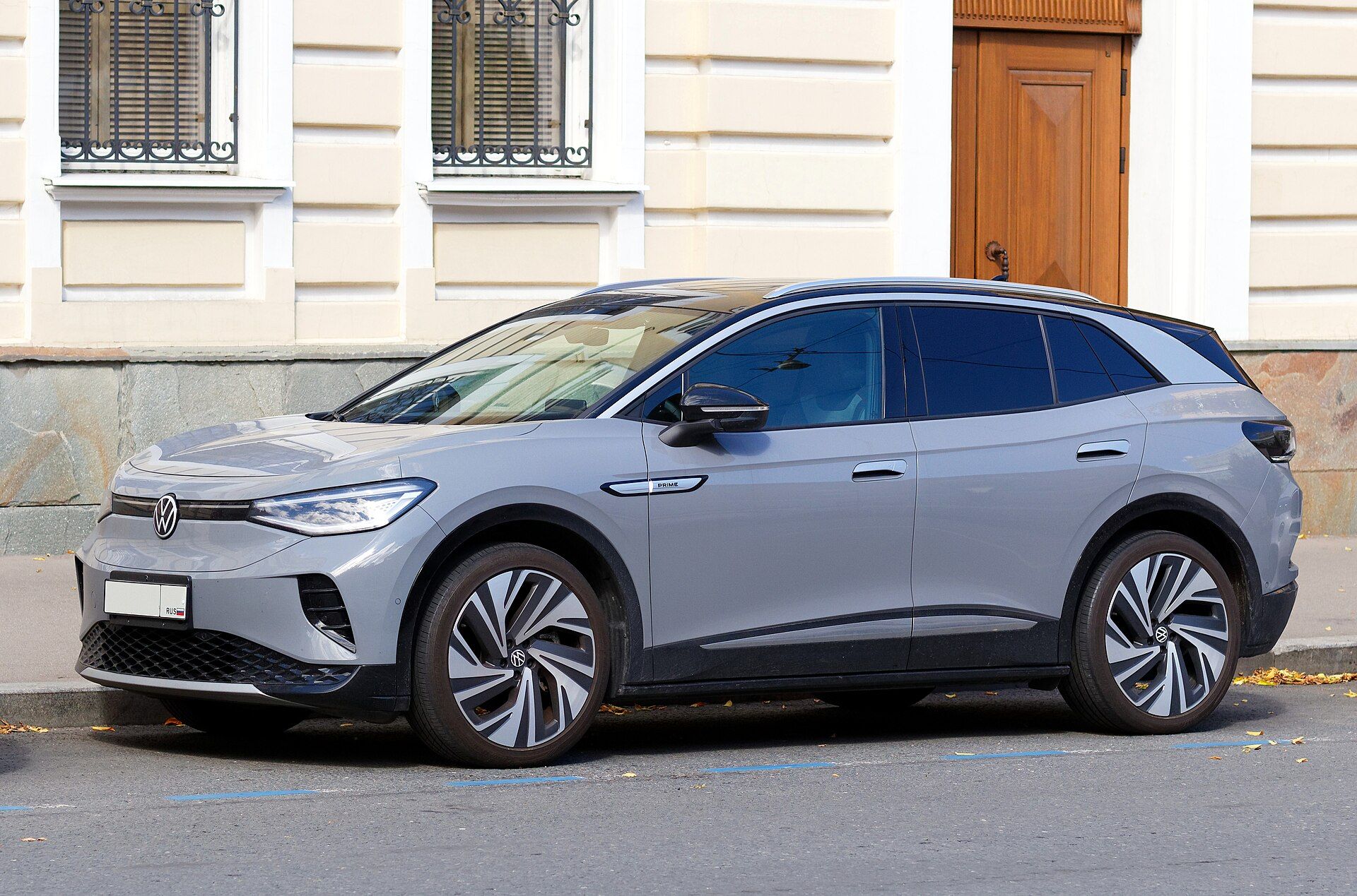 Volkswagen ID.4 gri, önden üç çeyrek görünüm