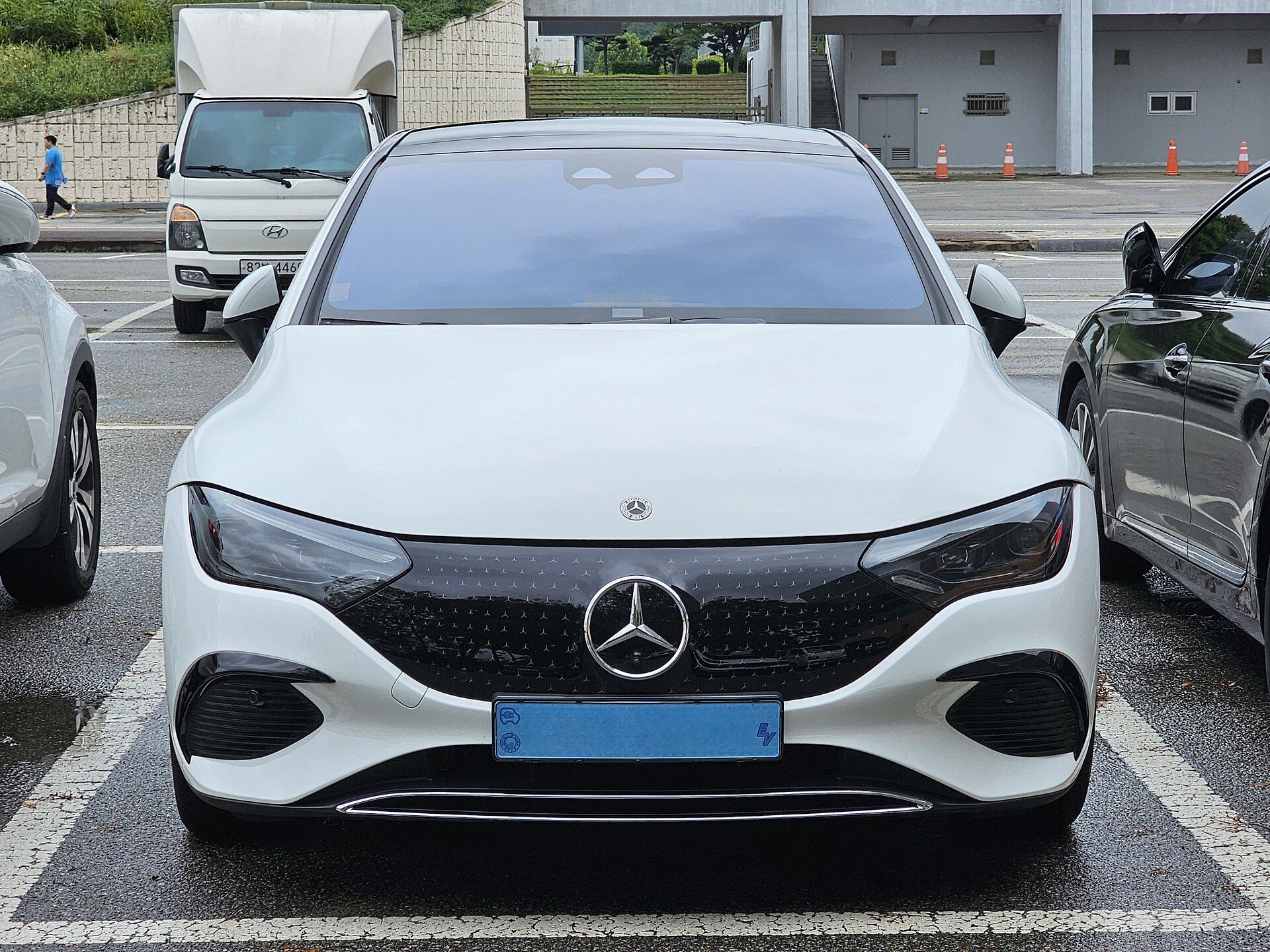Beyaz Mercedes-Benz EQE 350+, önden görünüm