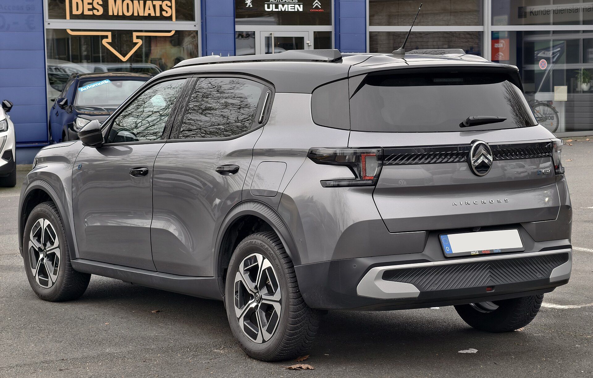Gri Citroën ë-C3 Aircross Uzun Menzil Max, arka sol çapraz görünüm