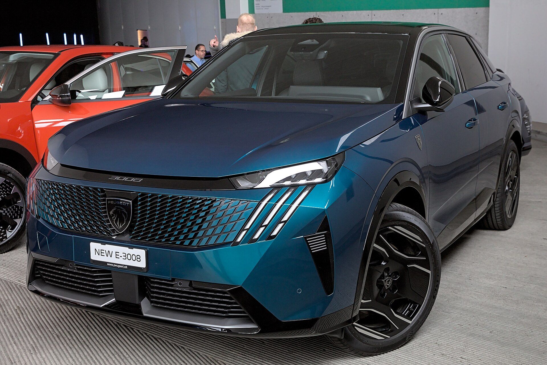 Mavi Peugeot E-3008, önden görünüm; Auto Zürich 2023