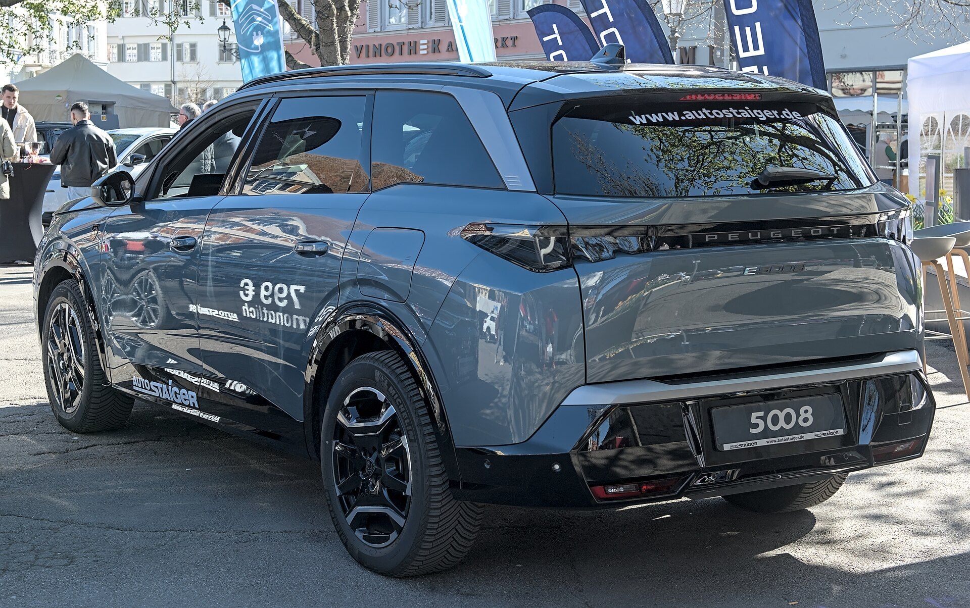 Gri Peugeot E-5008, arka çapraz görünüm; Esslingen