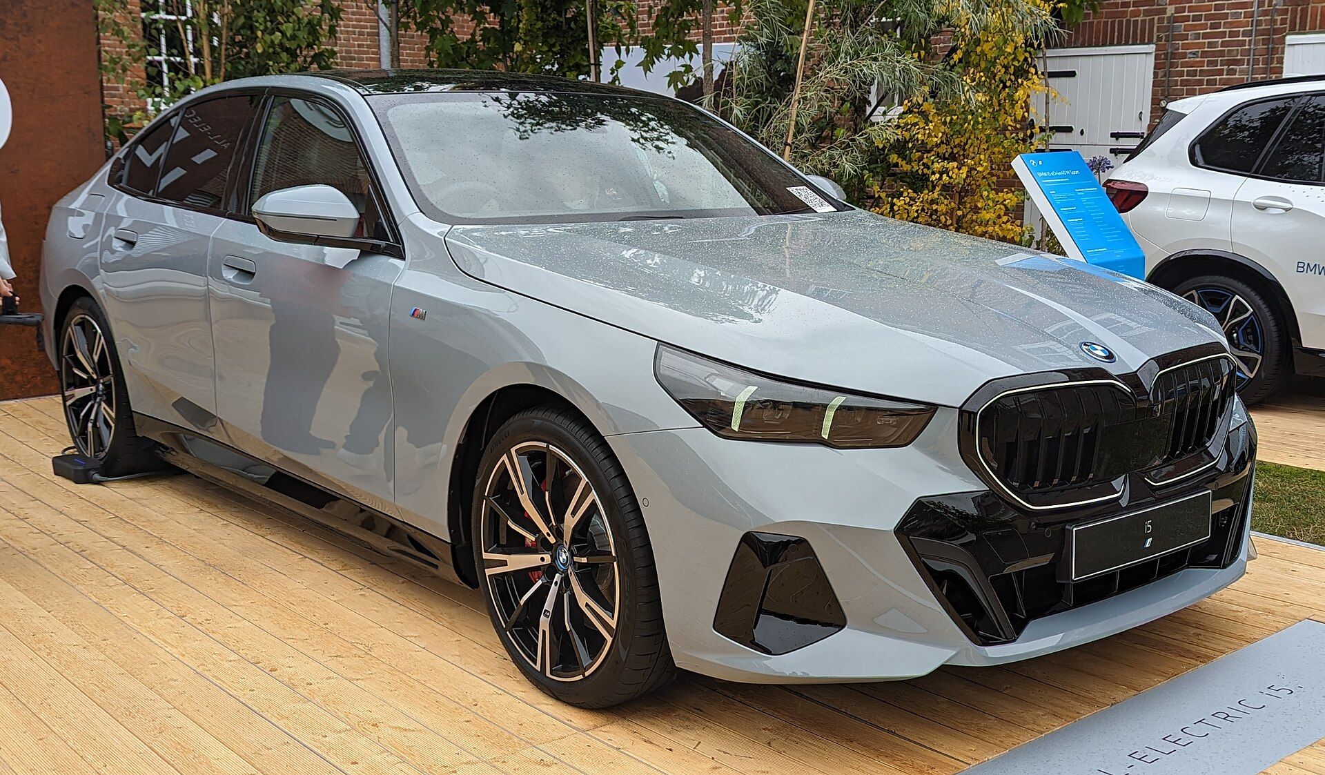 BMW i5 Sedan, önden görünüm (Touring ile aynı ön tasarım)