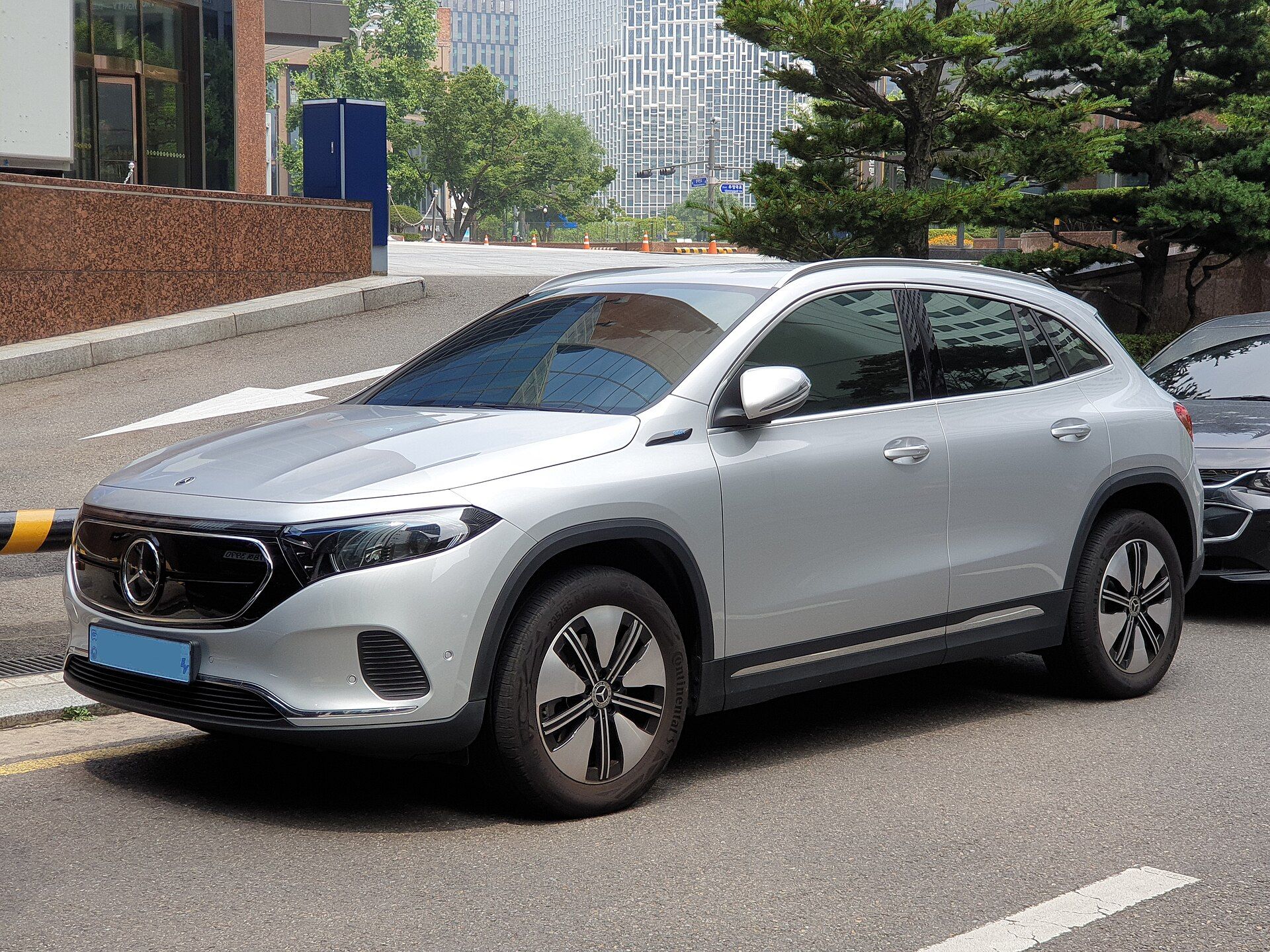 Gümüş Mercedes-Benz EQA, ön çapraz görünüm