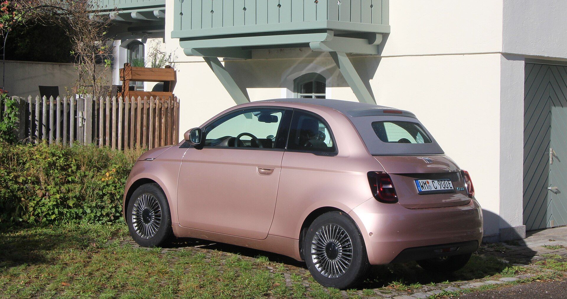 Roze altın Fiat 500e Cabrio, yan görünüm