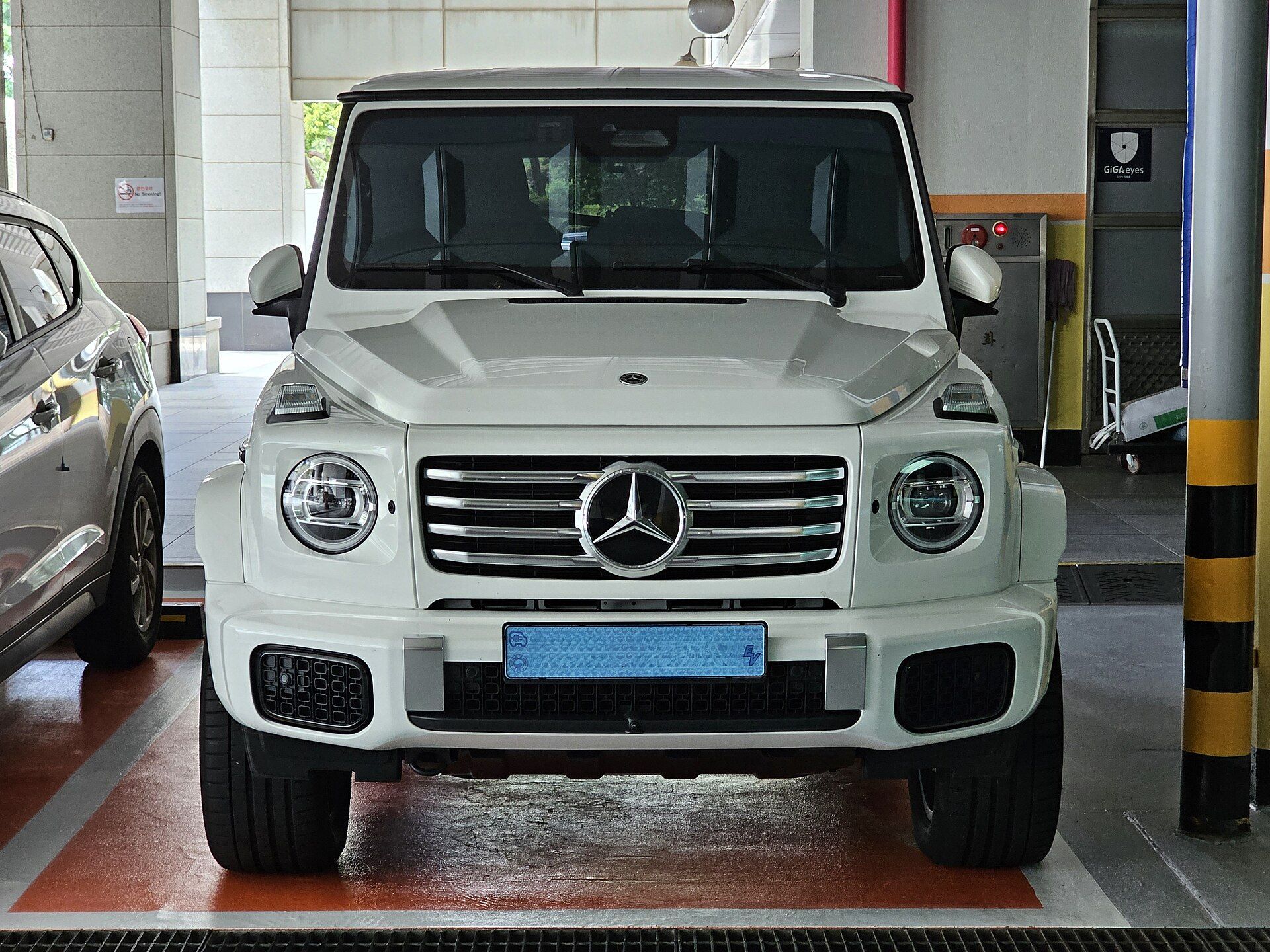 Beyaz Mercedes-Benz G 580, önden görünüm