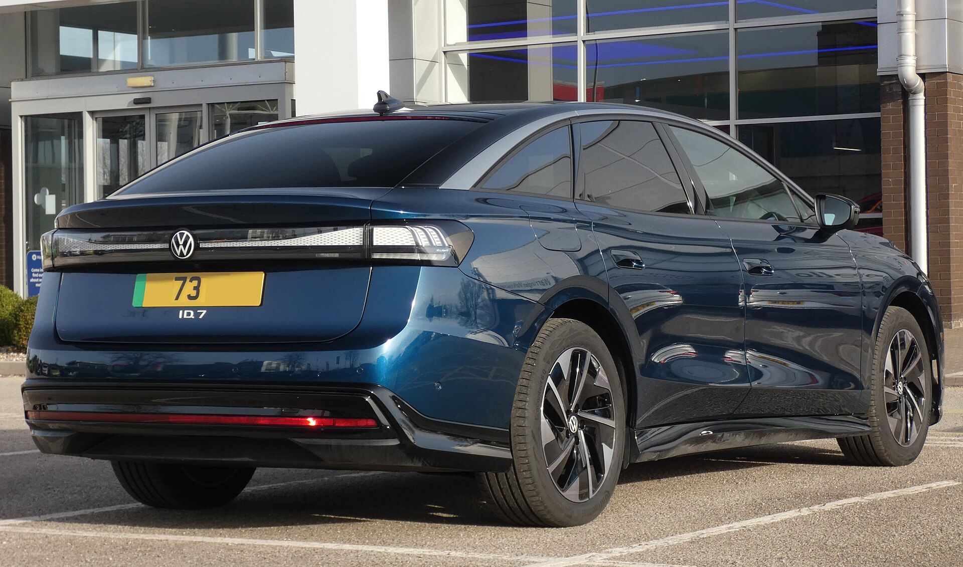 Volkswagen ID.7 arkadan üç çeyrek görünüm