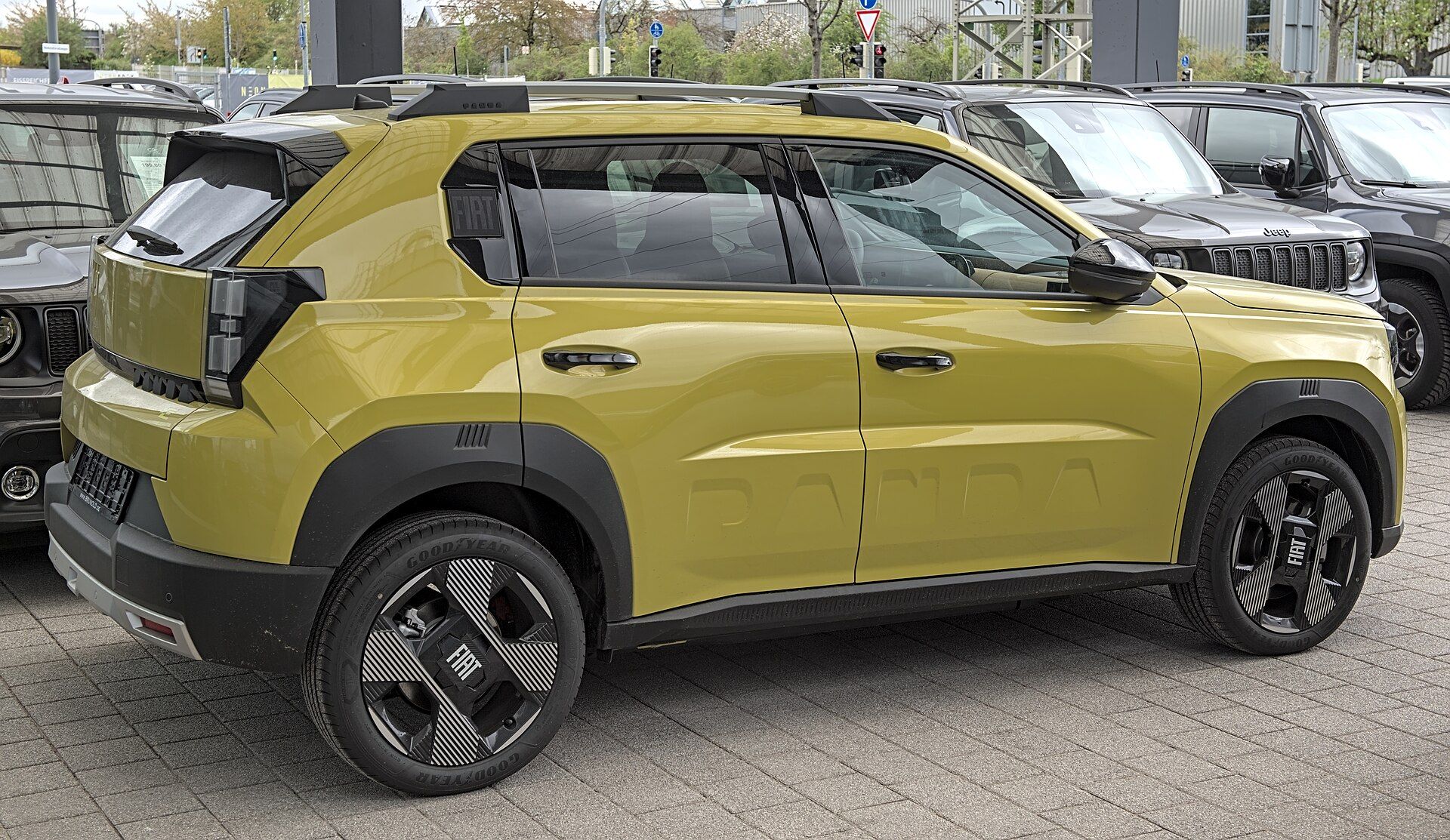 Sarı Fiat Grande Panda Elektrikli, yan görünüm