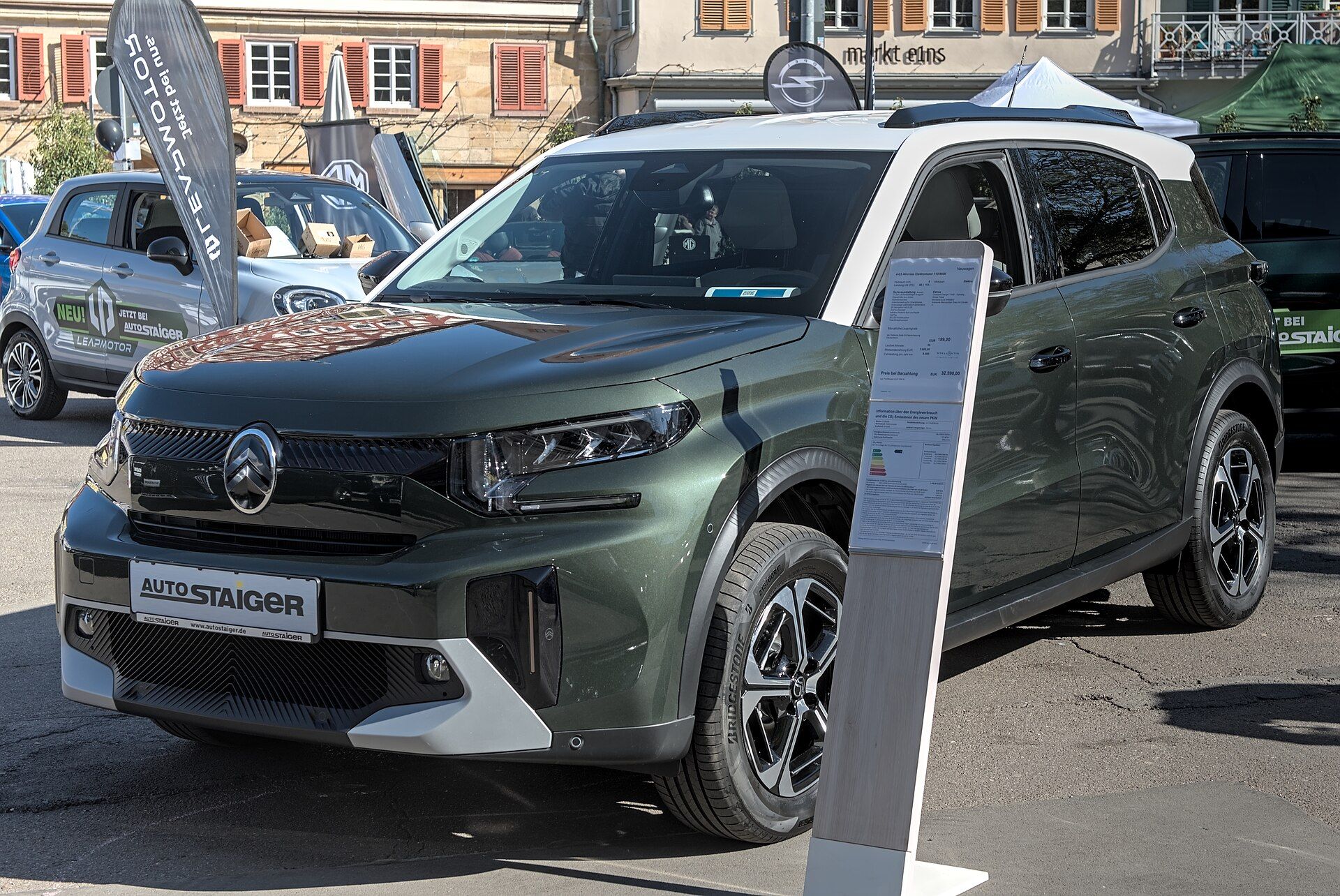 Yeşil Citroën ë-C3 Aircross, ön sol çapraz görünüm