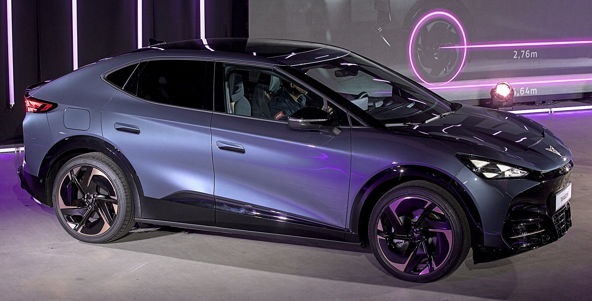 CUPRA Tavascan yandan görünüm, otomobil fuarı