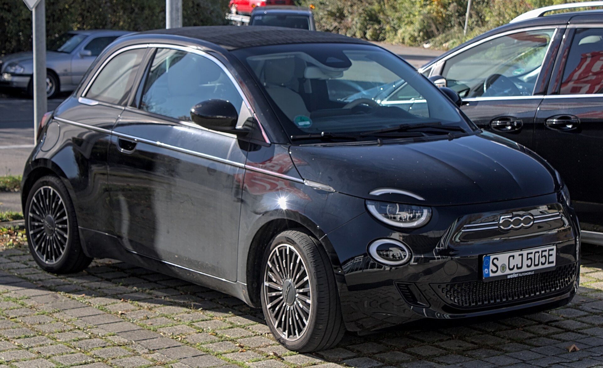 Siyah Fiat 500e Cabrio, ön üç çeyrek görünüm
