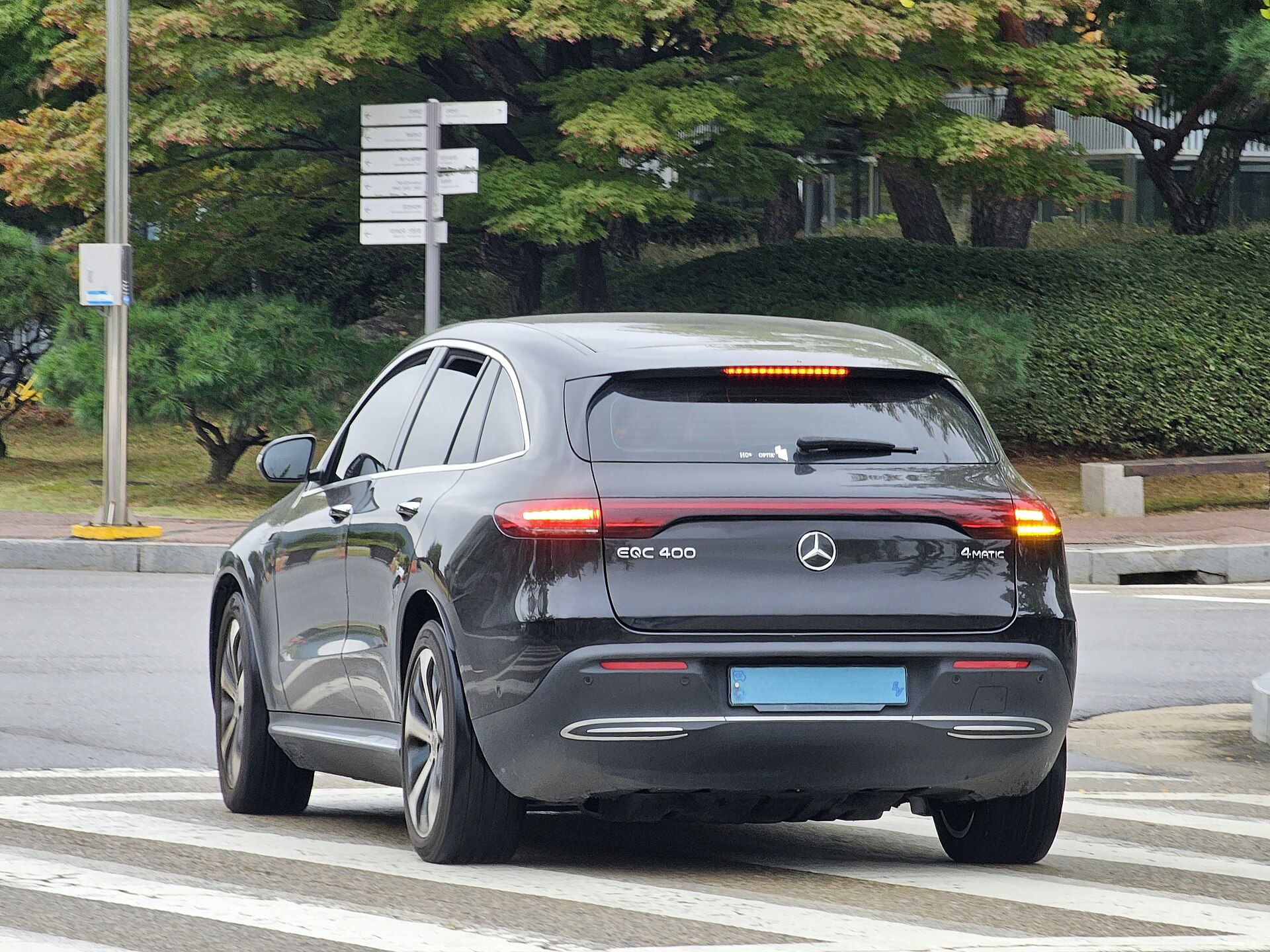 Siyah Mercedes-Benz EQC 400 4MATIC, arkadan görünüm