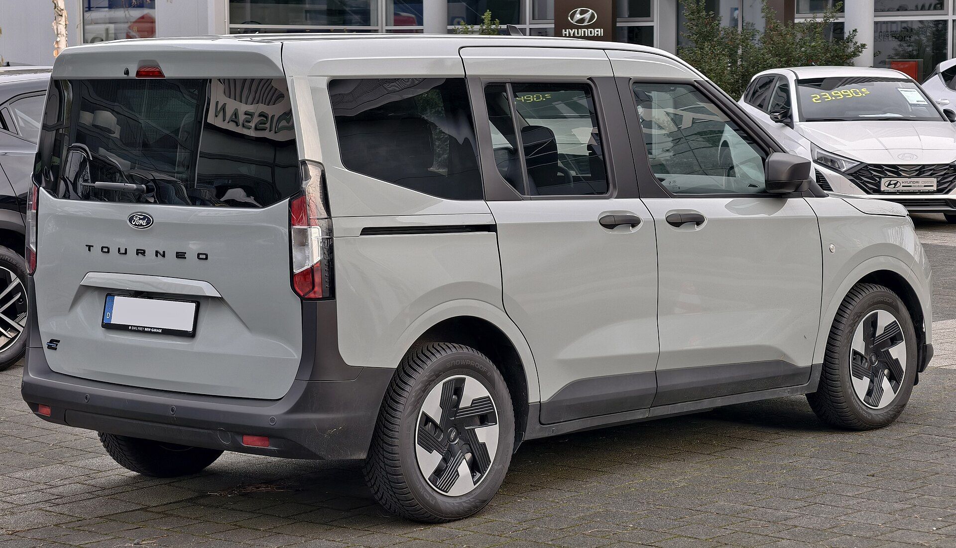 Ford E-Tourneo Courier, arka çapraz görünüm