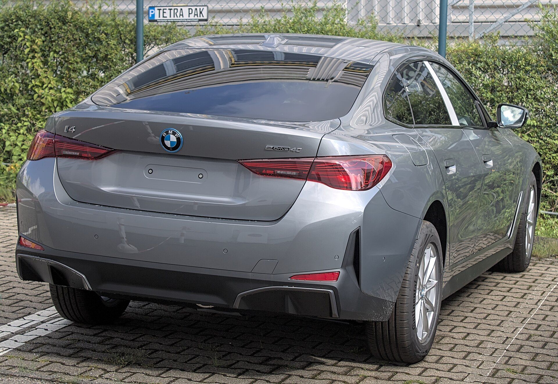 Makyajlı BMW i4, yandan görünüm