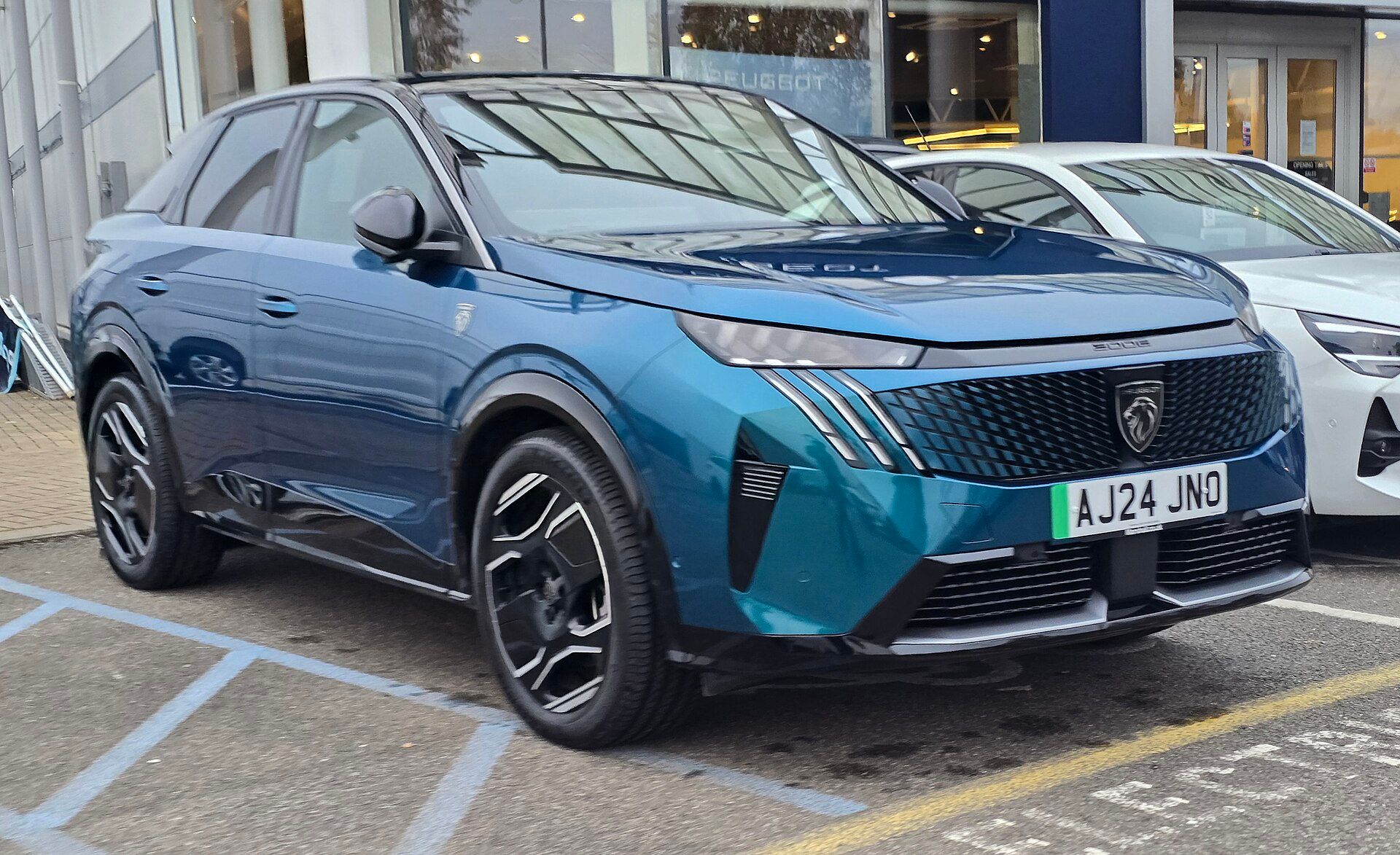 Mavi Peugeot E-3008 GT, ön çapraz görünüm