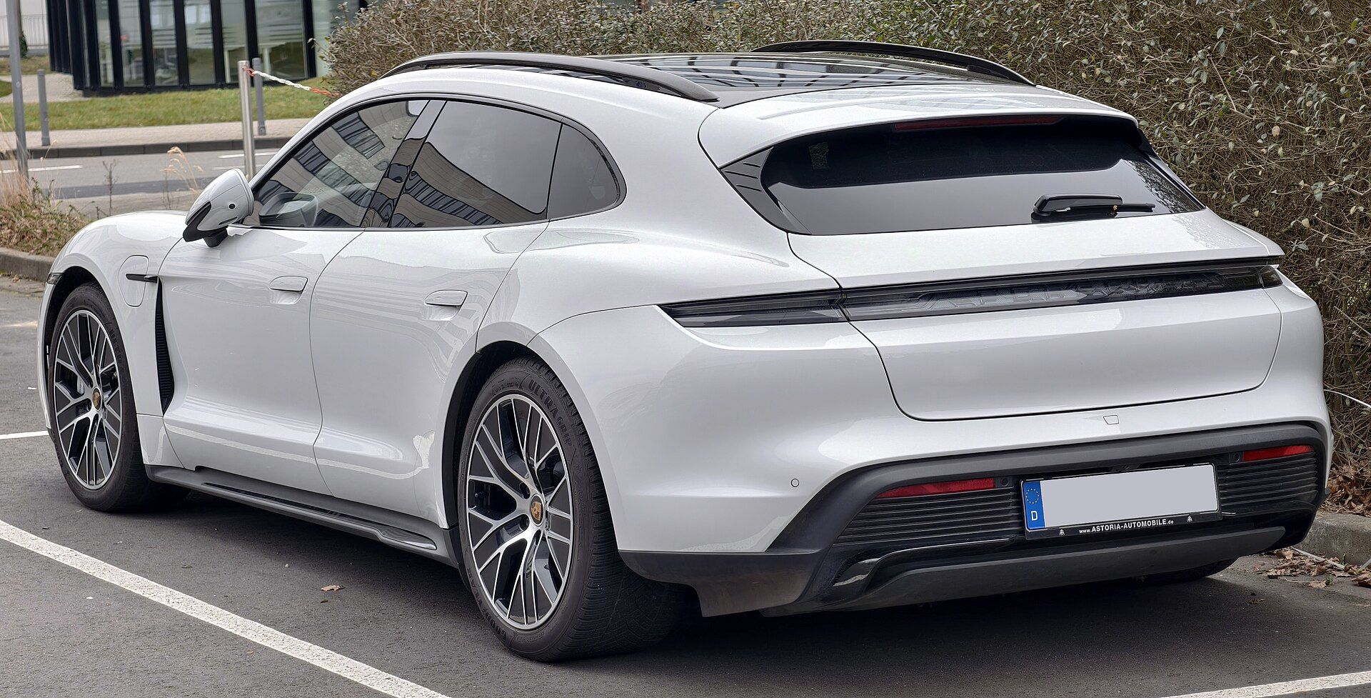 Porsche Taycan Sport Turismo (2024 yüz güncellemesi), yan/arka çapraz görünüm