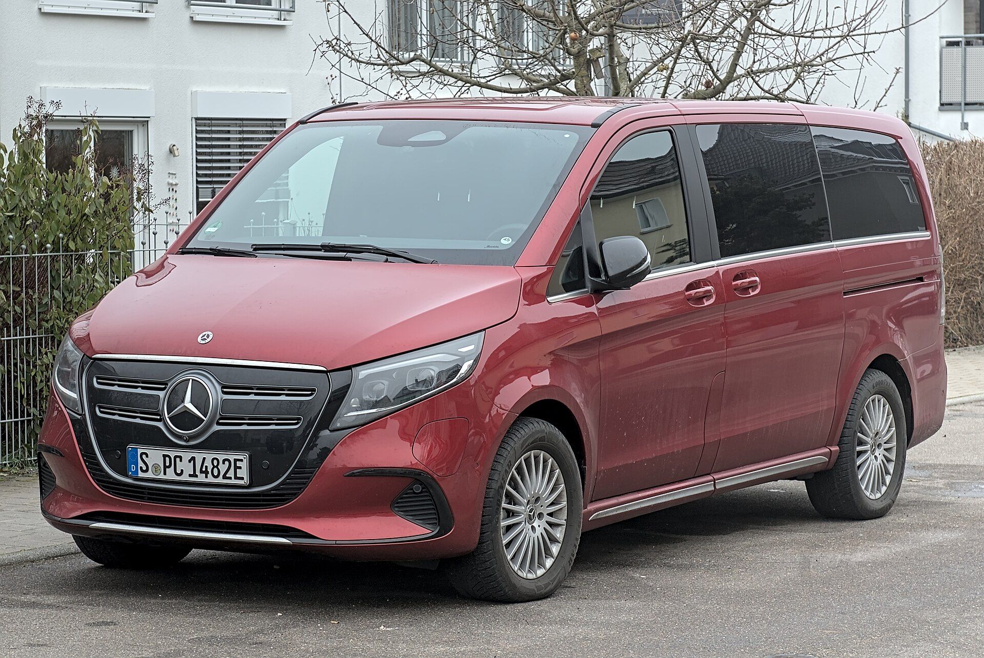 Kırmızı Mercedes-Benz EQV, ön çapraz görünüm