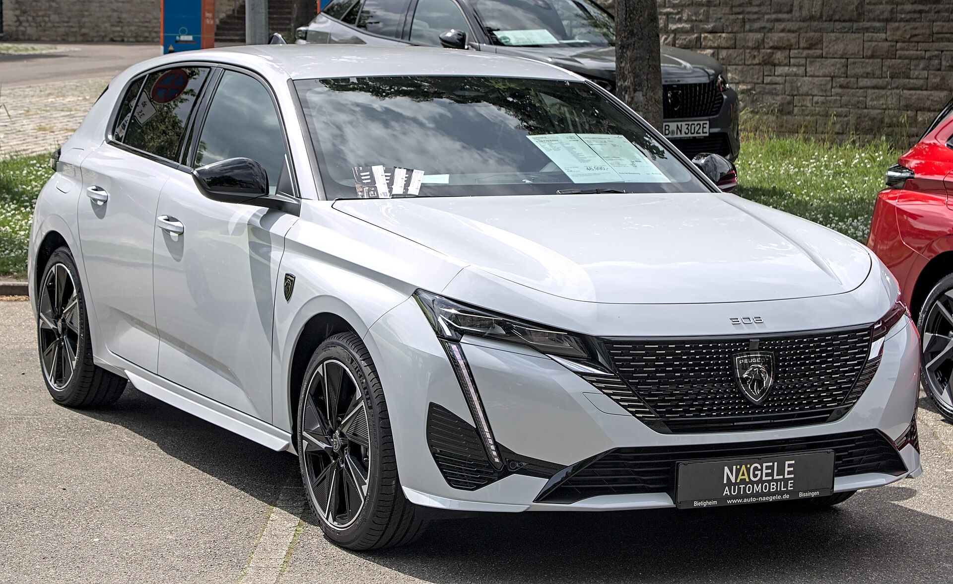 Beyaz Peugeot E-308 (2023–2025), ön çapraz görünüm; Bietigheim otomobil fuarı 2024