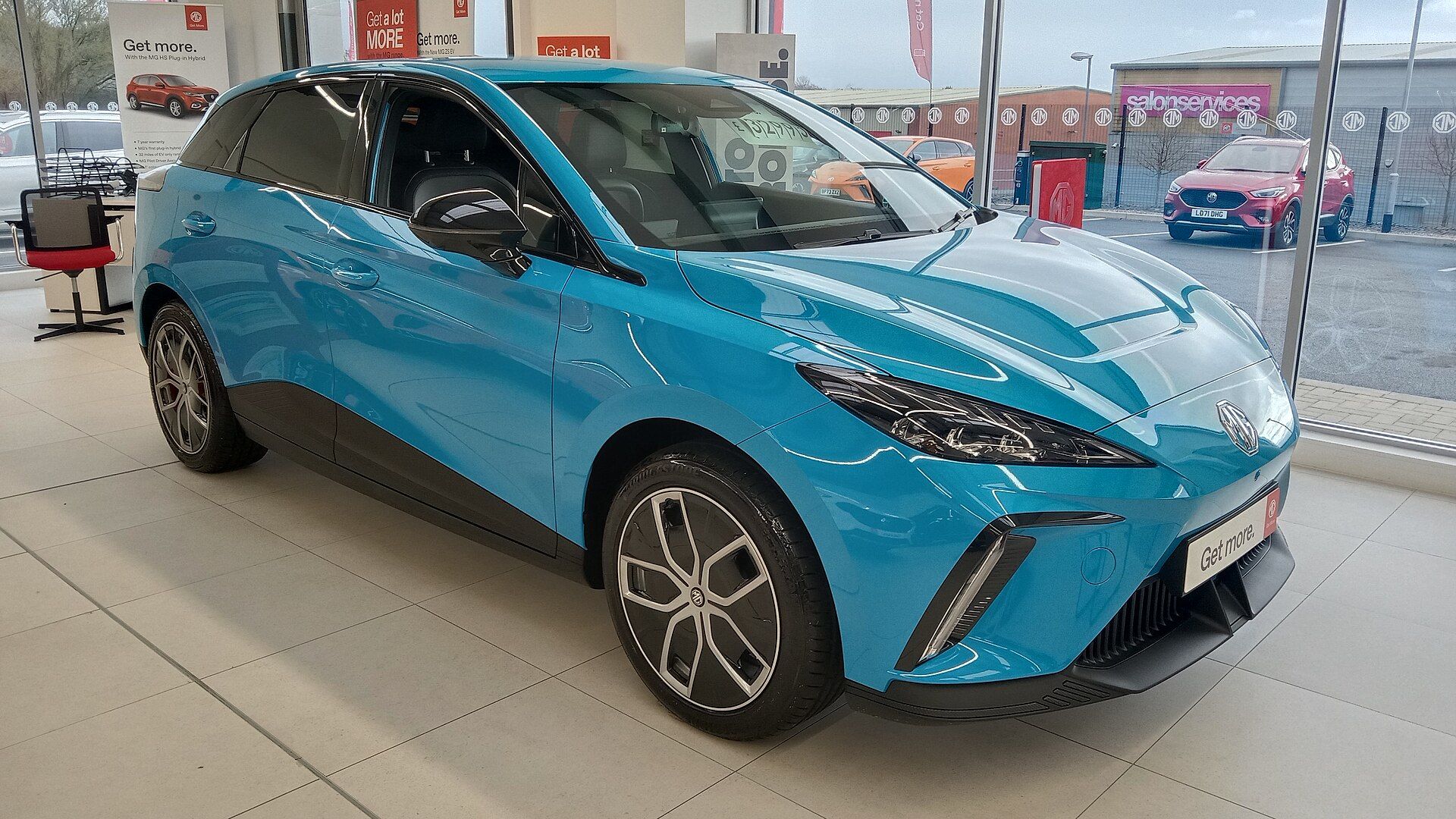 MG4 Electric (Holborn Blue) şovrumda önden görünüm