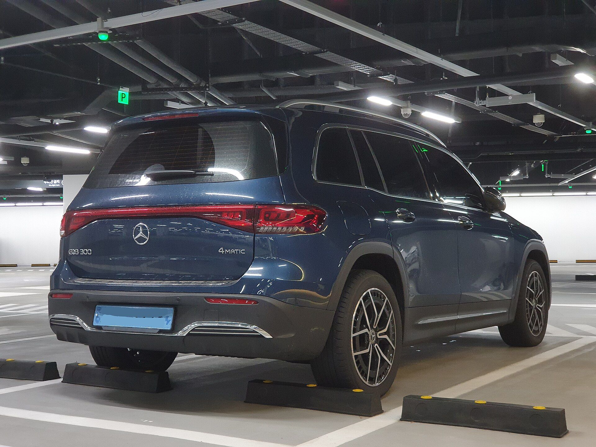 Mavi Mercedes-Benz EQB AMG Line, arkadan görünüm