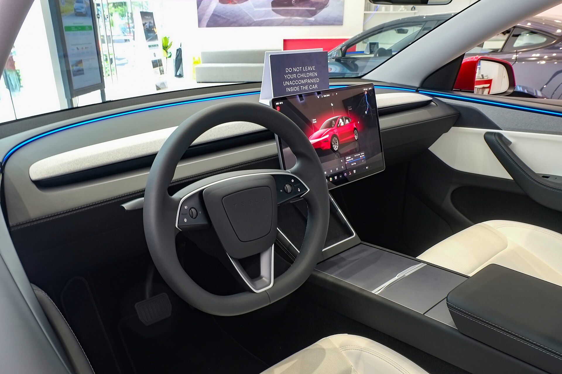 Tesla Model Y (2025) iç mekânı: direksiyon, orta dokunmatik ekran ve ön konsol