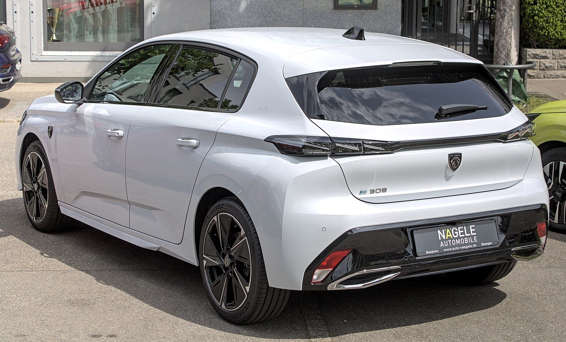 Beyaz Peugeot E-308 (2023–2025), arka çapraz görünüm