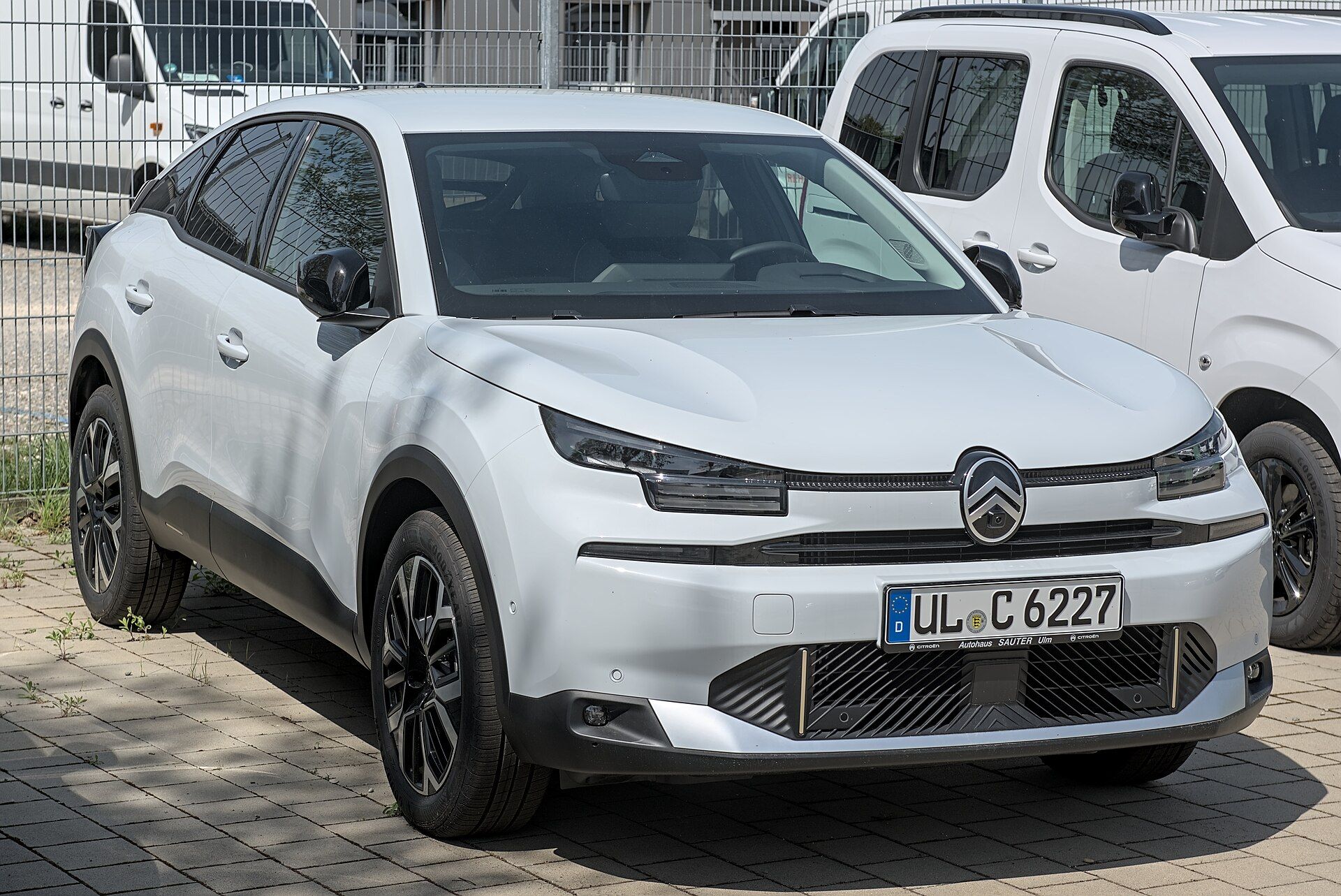 Beyaz makyajlı Citroën C4 (2025), yeni ön yüz ve oval logo