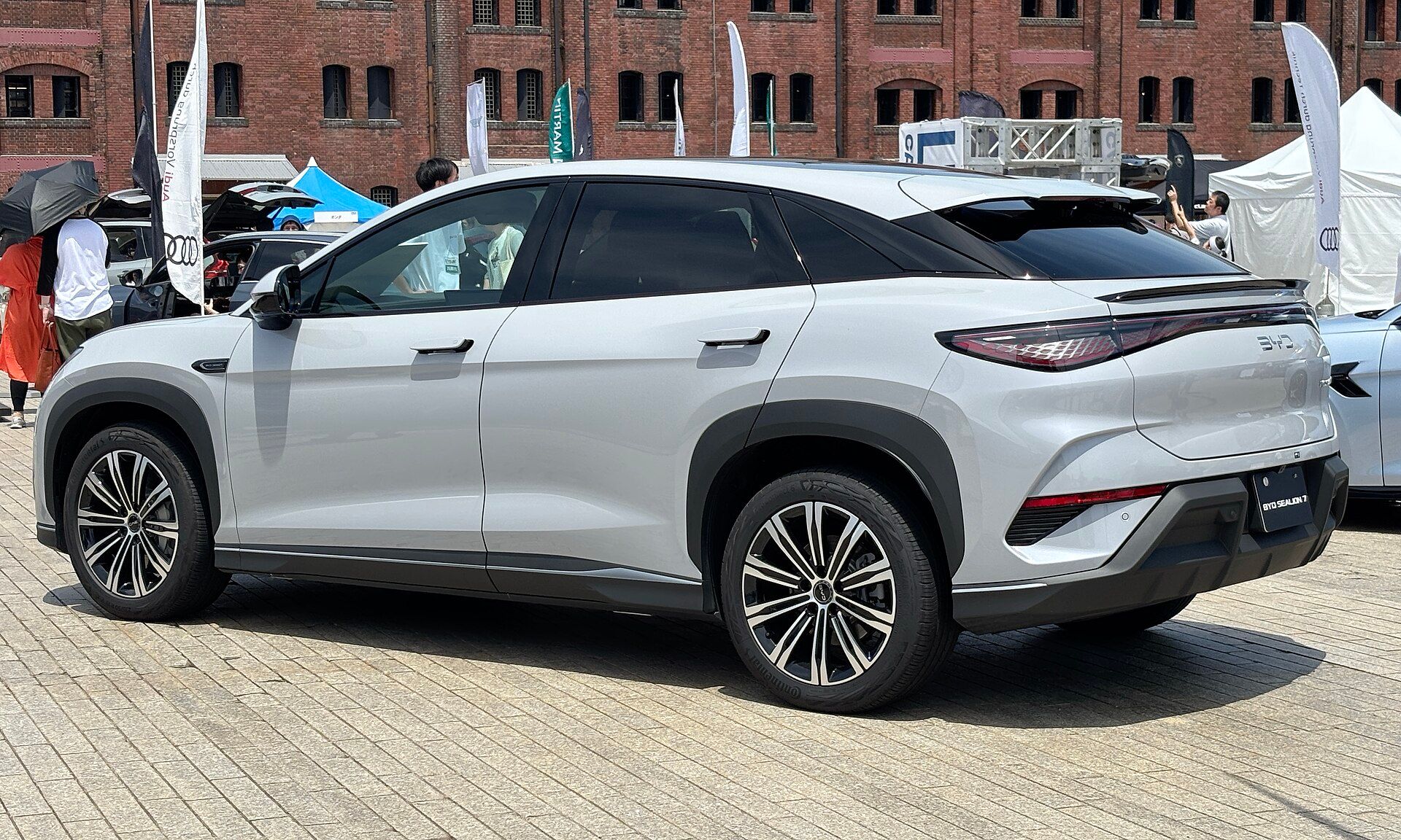 Beyaz BYD Sealion 7, arka çapraz görünüm