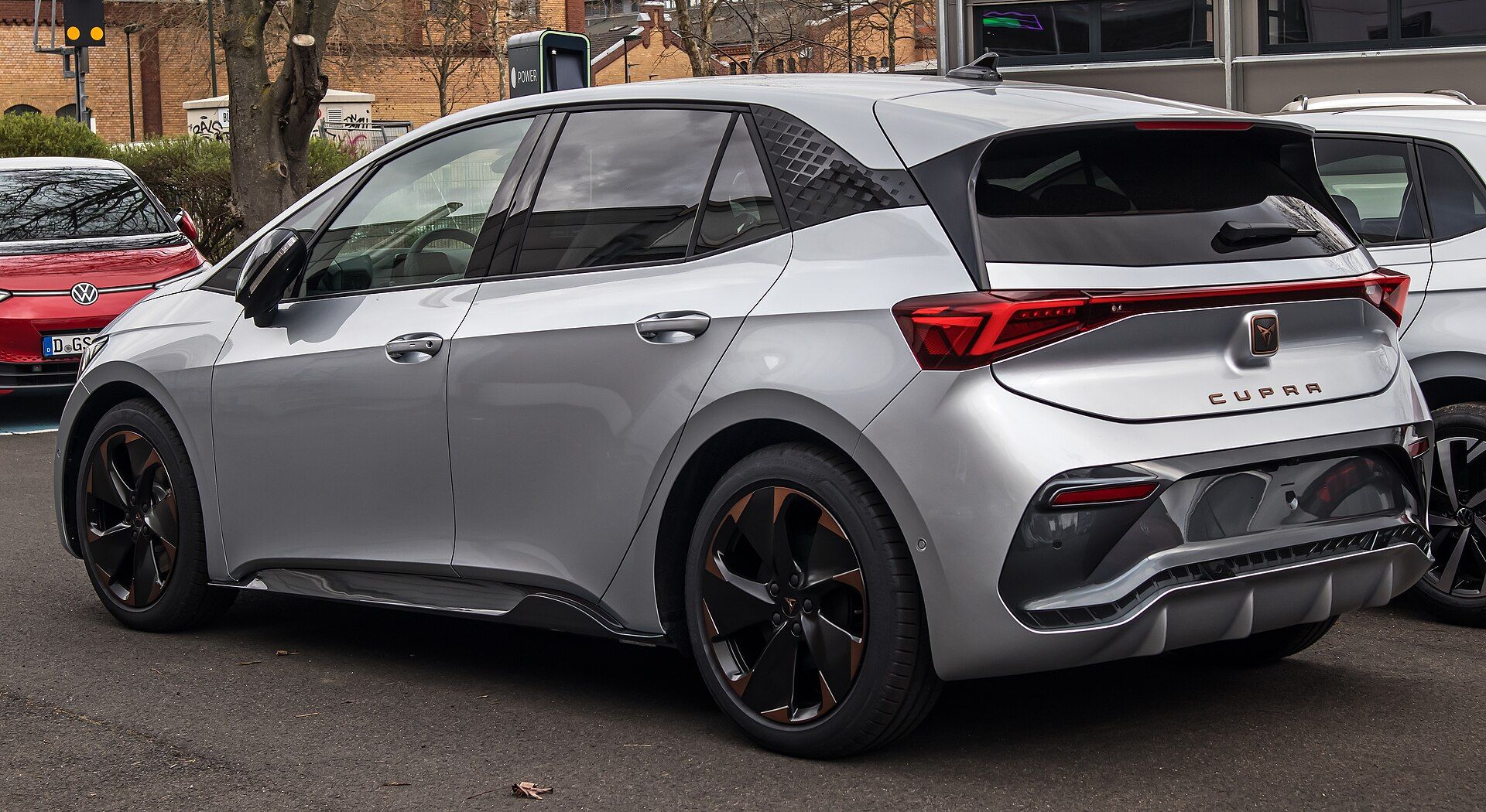 CUPRA Born arkadan üç çeyrek görünüm