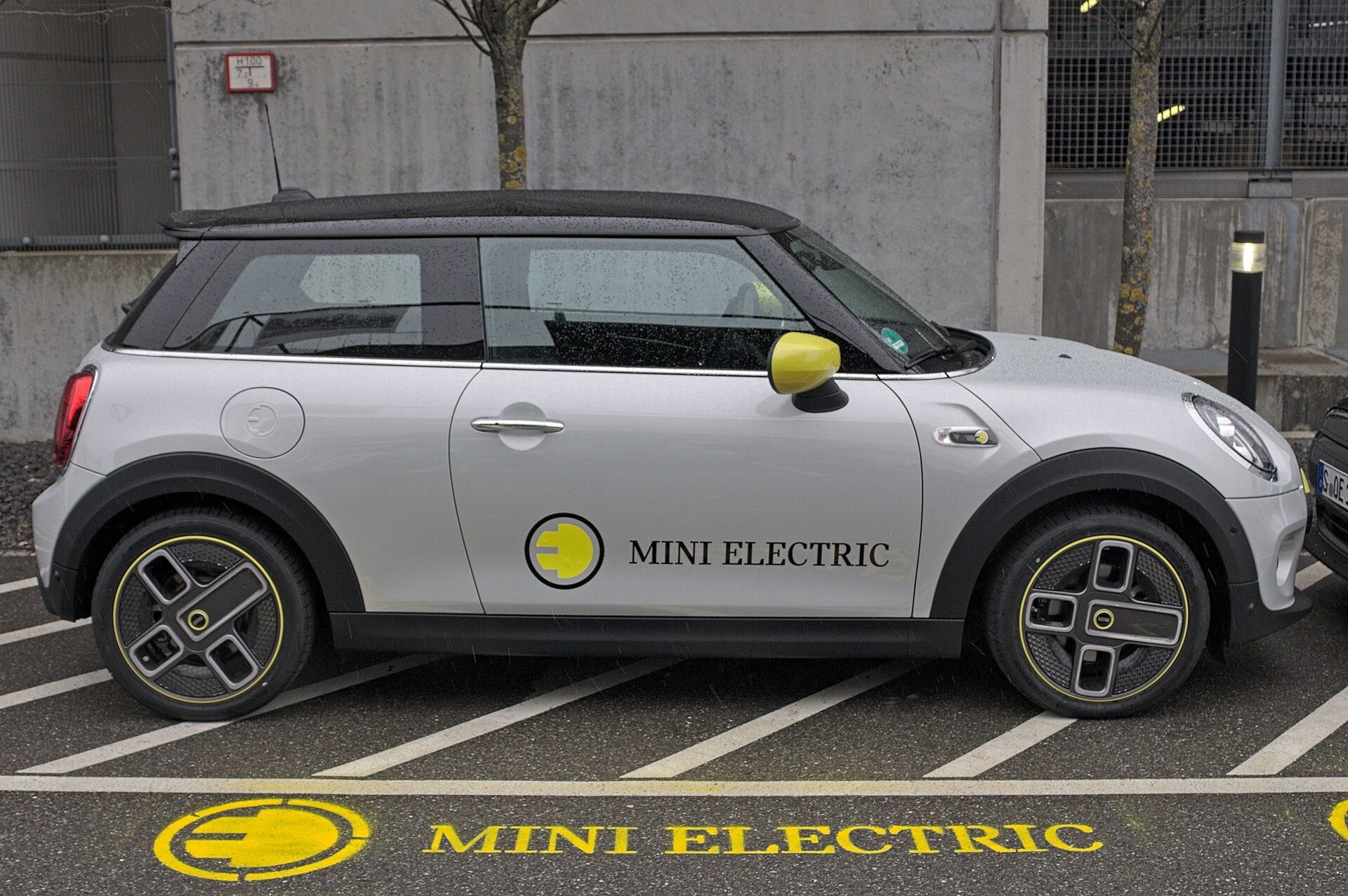 Gümüş MINI Electric (F56) tanıtım aracı, yandan görünüm