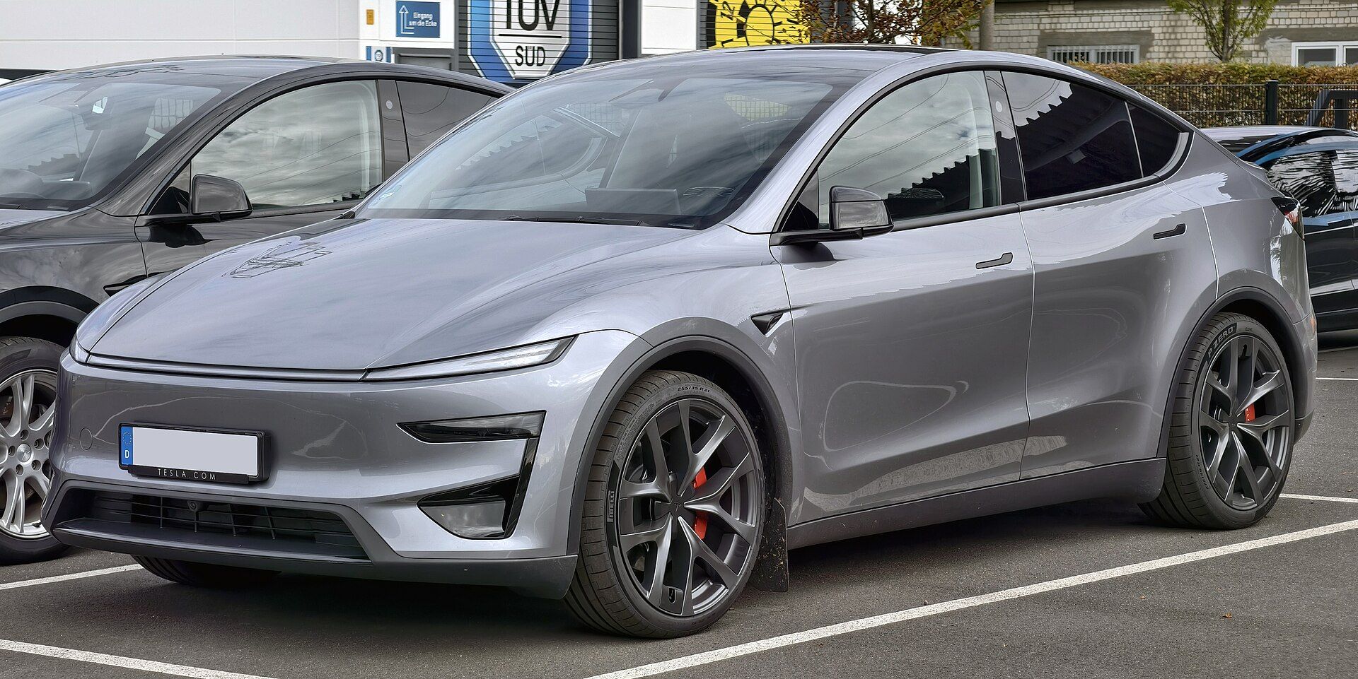 Gri Tesla Model Y Performance (Juniper), ön çapraz görünüm