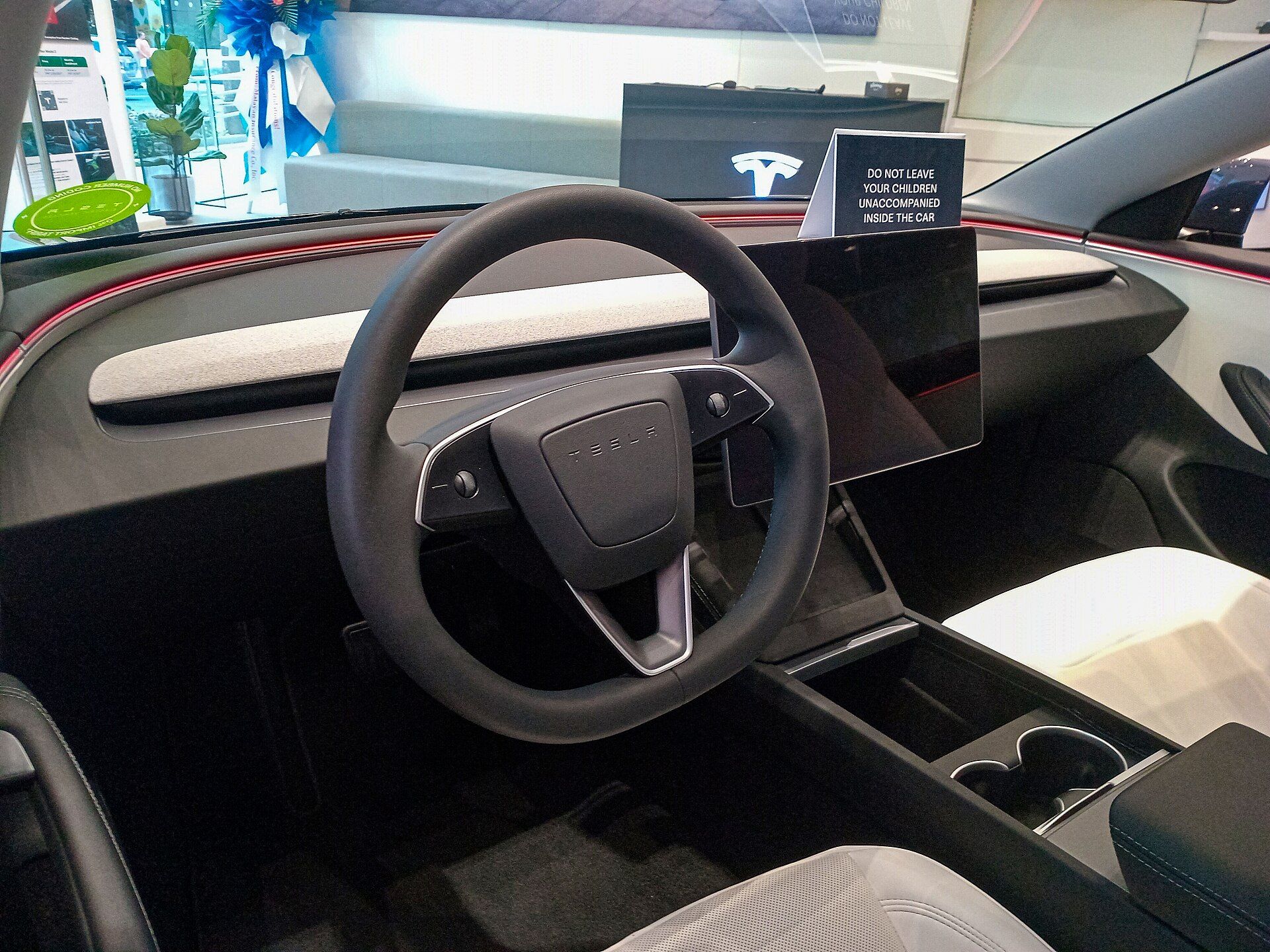 Tesla Model 3 RWD (Highland) iç mekânı: direksiyon ve orta dokunmatik ekran