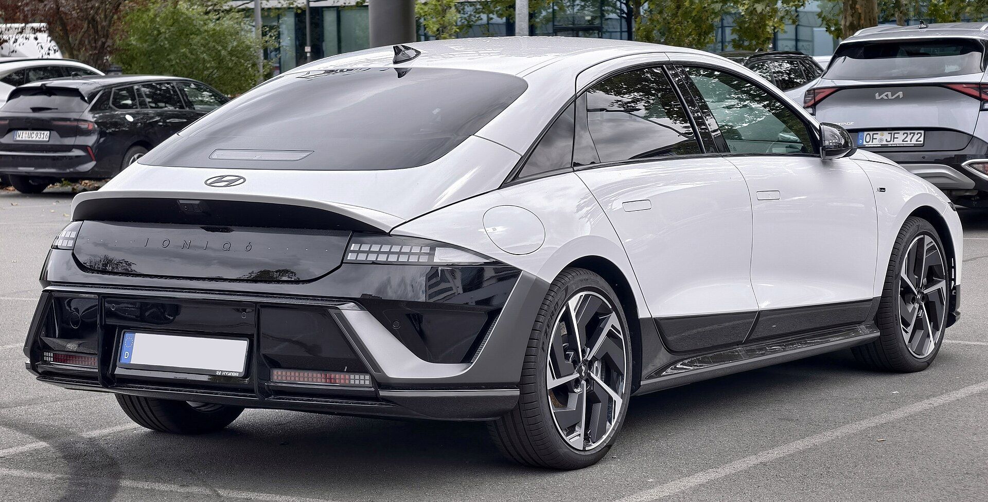 Beyaz makyajlı Hyundai IONIQ 6 N Line, arka üç çeyrek görünüm