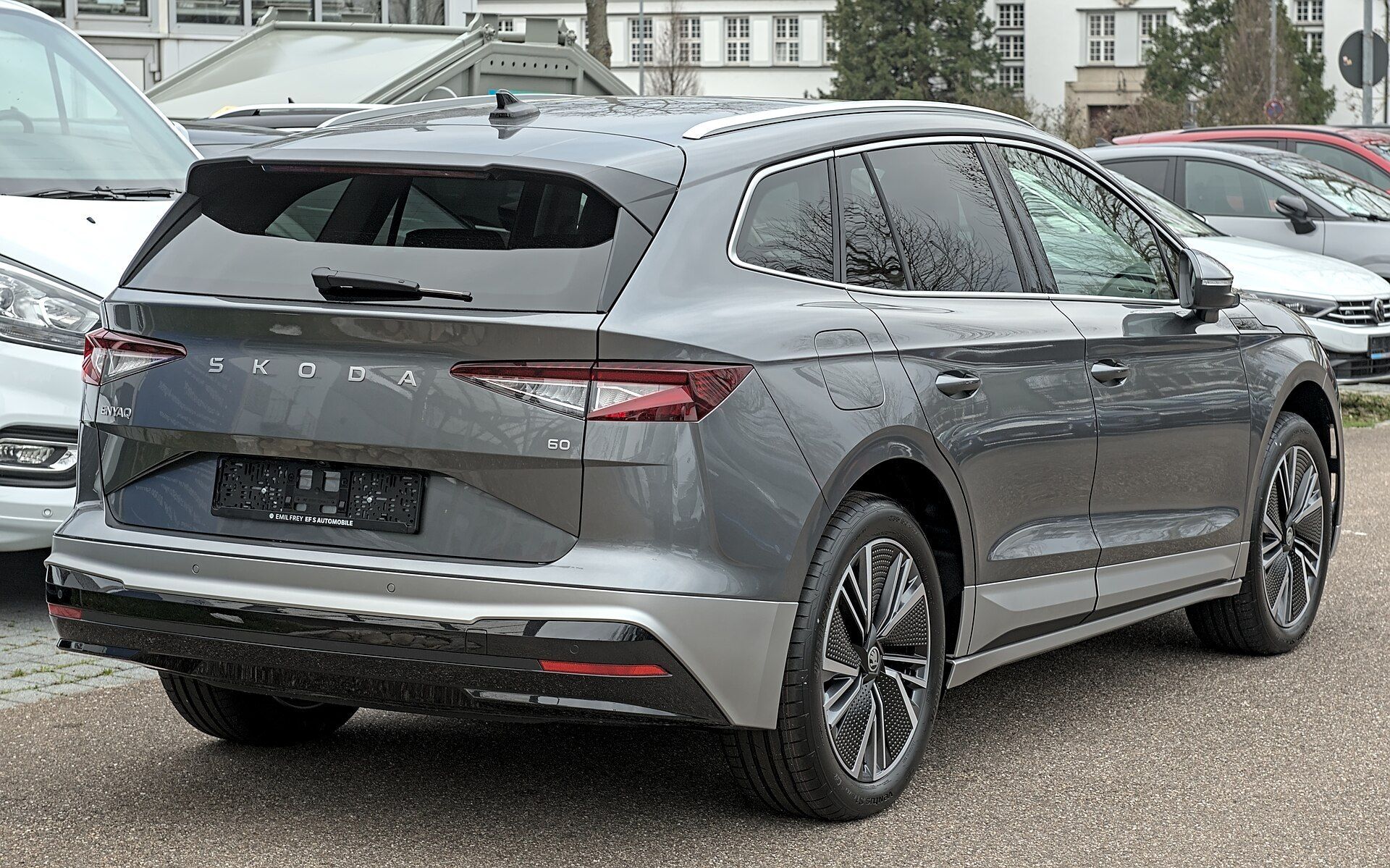 Škoda Enyaq (2025 facelift) gri, arkadan üç çeyrek görünüm