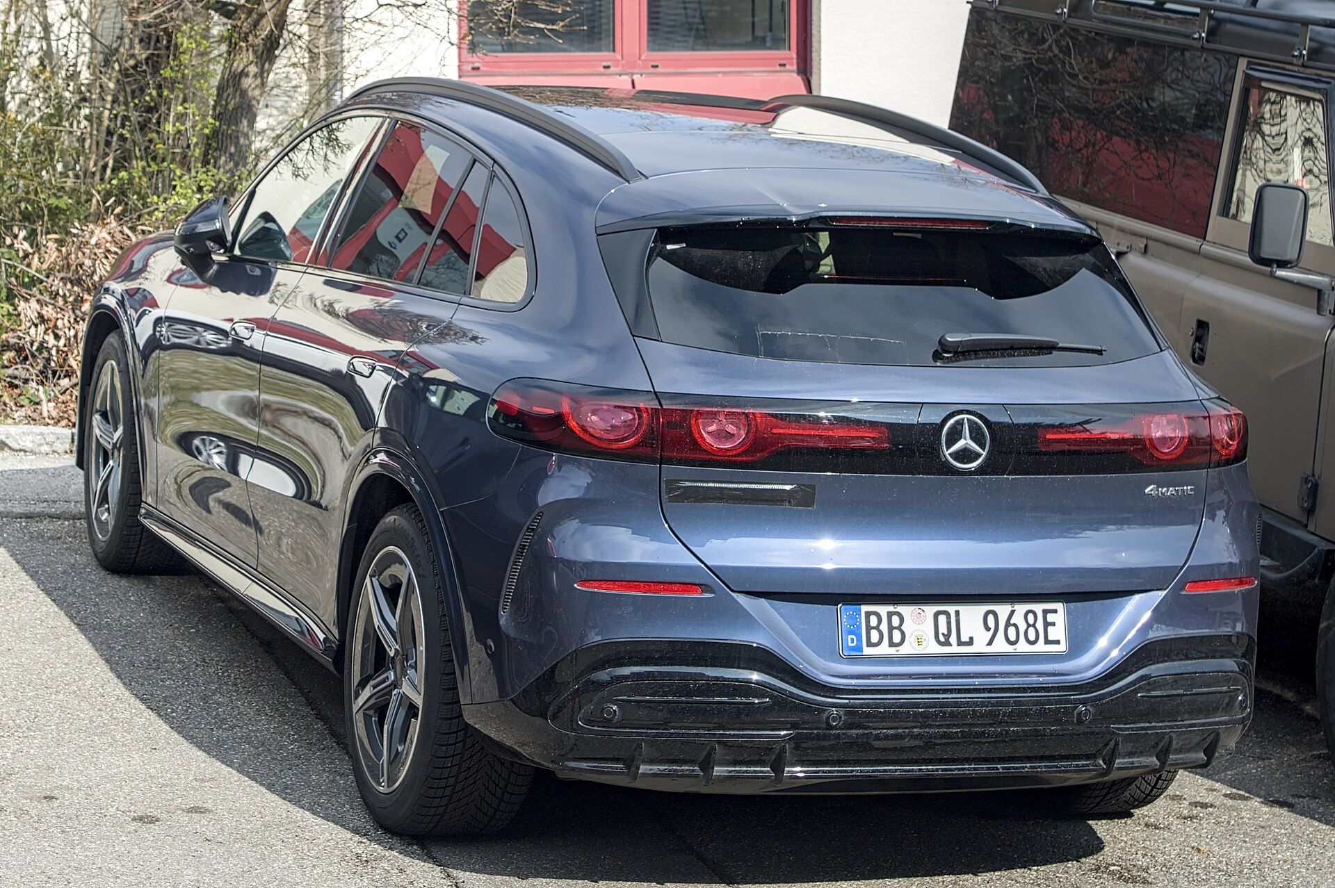 Lacivert elektrikli Mercedes-Benz GLC, arka çapraz görünüm